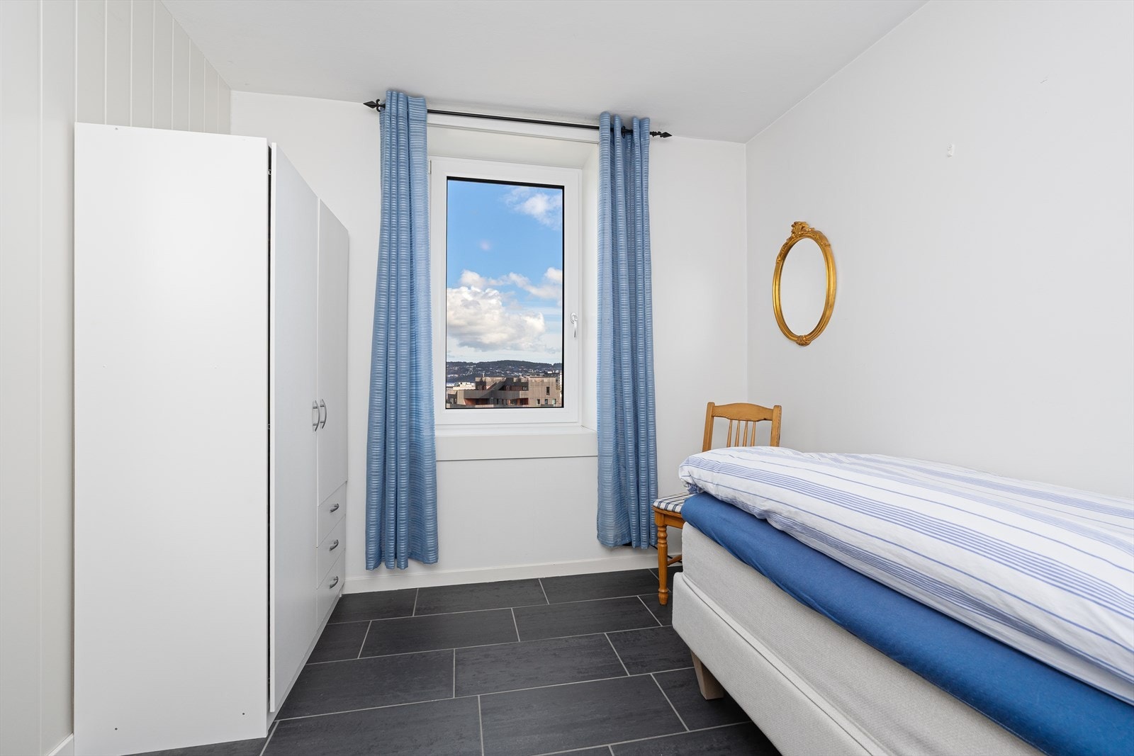 Her er fliser på gulv, samt malte overflater. Det er også plass til garderobeløsning. Galleribilde