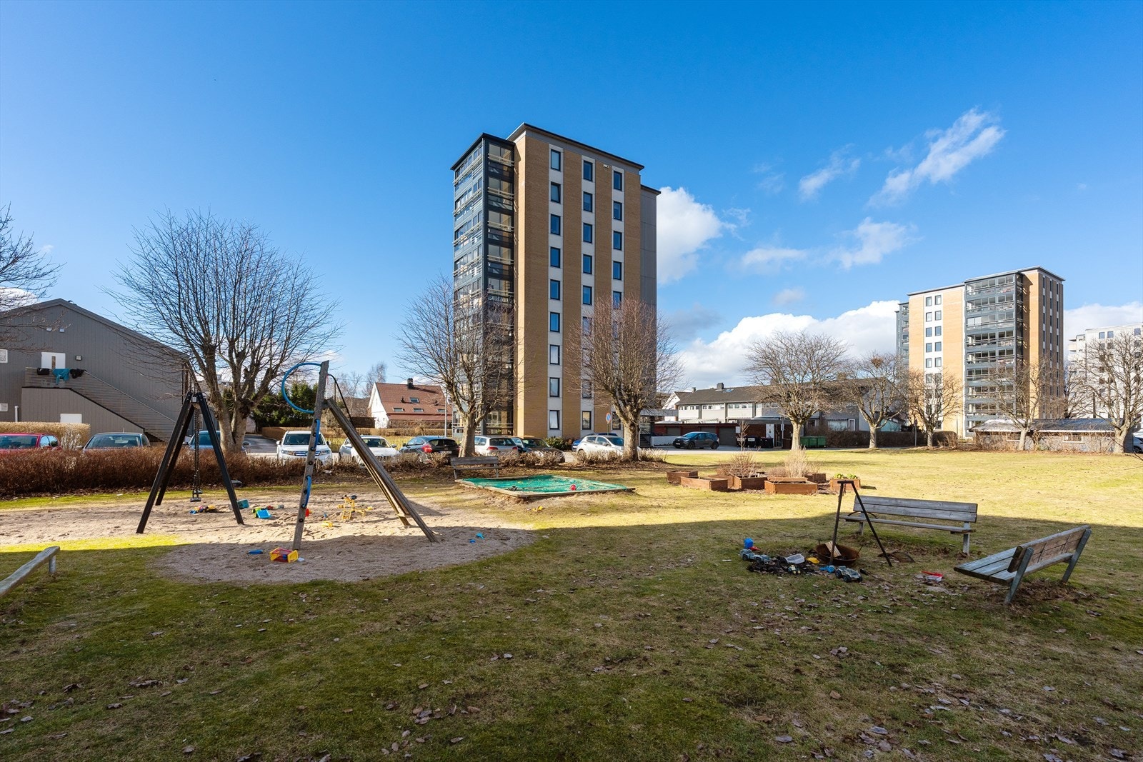 Like ovenfor blokken er det lekeplass om du har barn eller får barnebarn på besøk. Det er forøvrig parkering på borettslagets tomt med første-mann-til-mølla-prinsippet hvor det også finnes el-bil ladere. Galleribilde