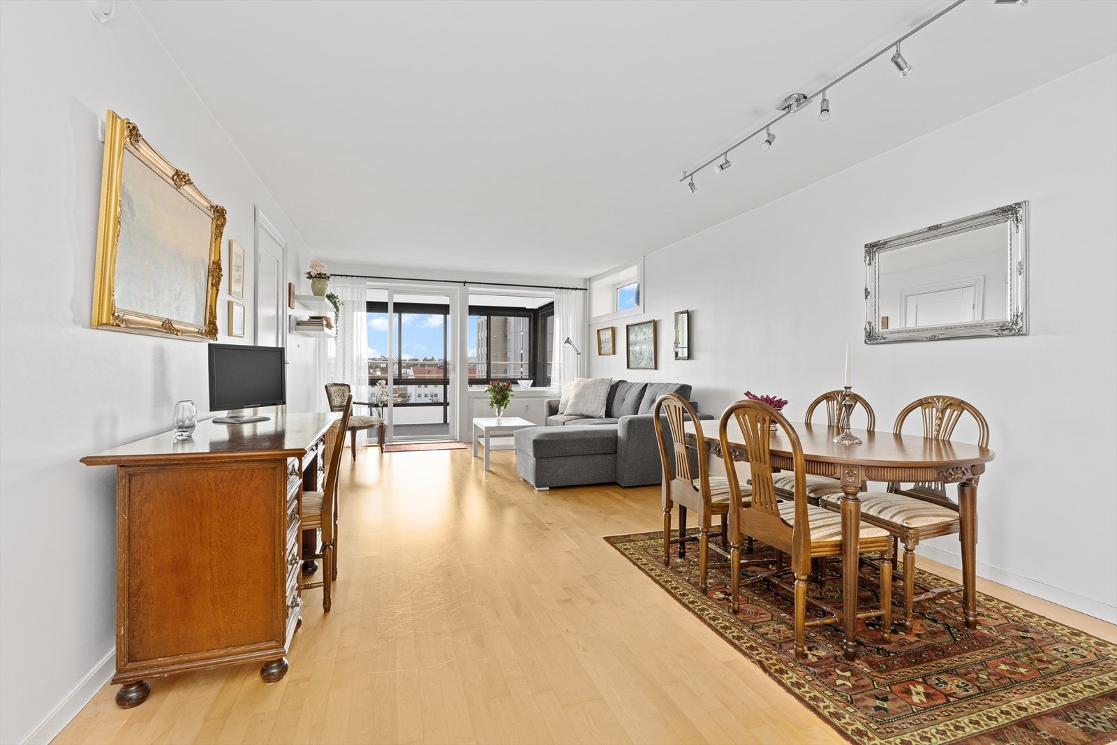 Leiligheten har en praktisk planløsning med stue/spisestue, 2 soverom, kjøkken og bad med opplegg og plass til vaskemaskin. I tillegg til entre og 2 stk. eksterne boder. Galleribilde