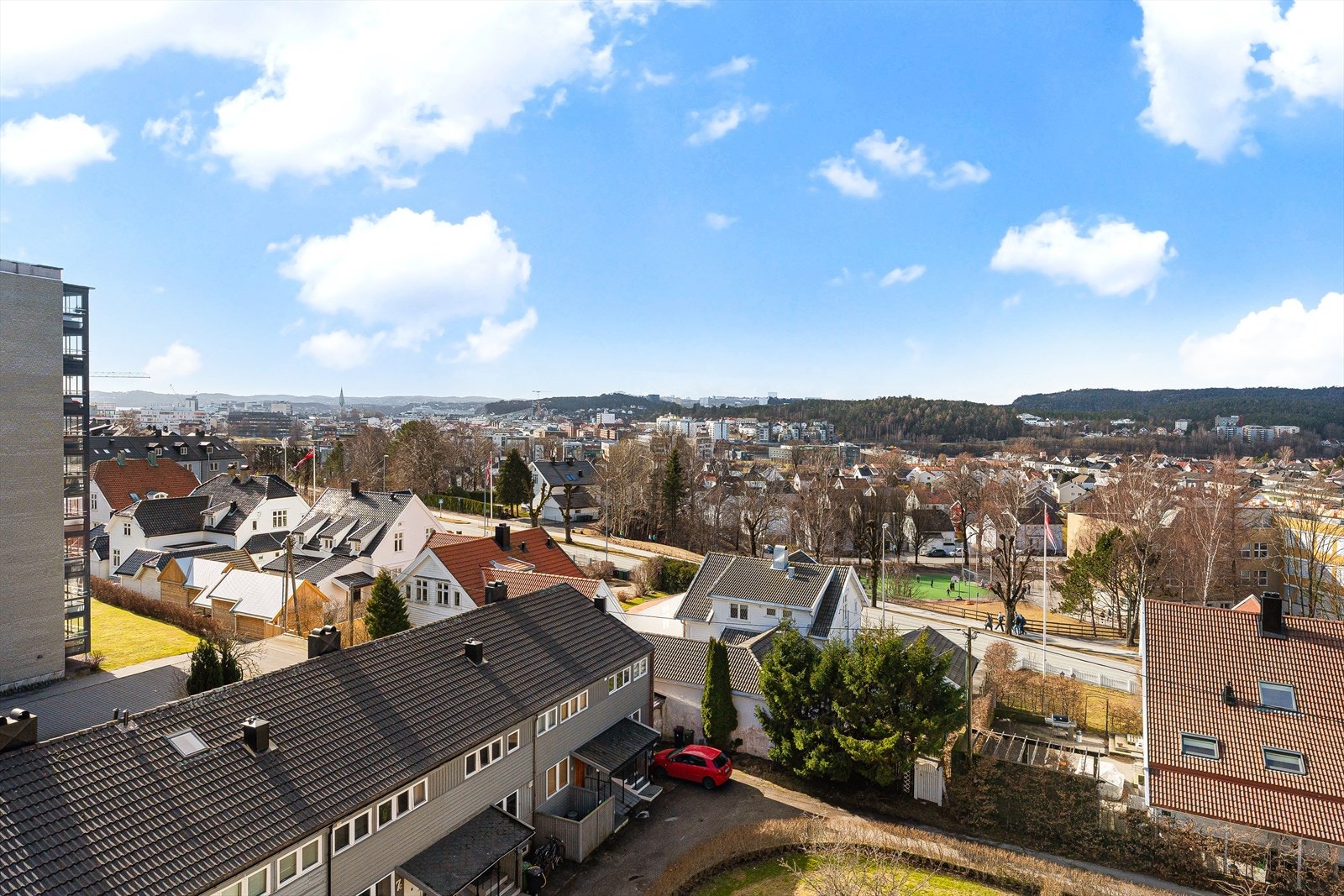 I motsatt retning ser du mot Kristiansand sentrum, som ligger i gang- og sykkelavstand. Du har også kort avstand til kollektivtransport med hyppige avganger, samt til Universitetet i Agder. Galleribilde