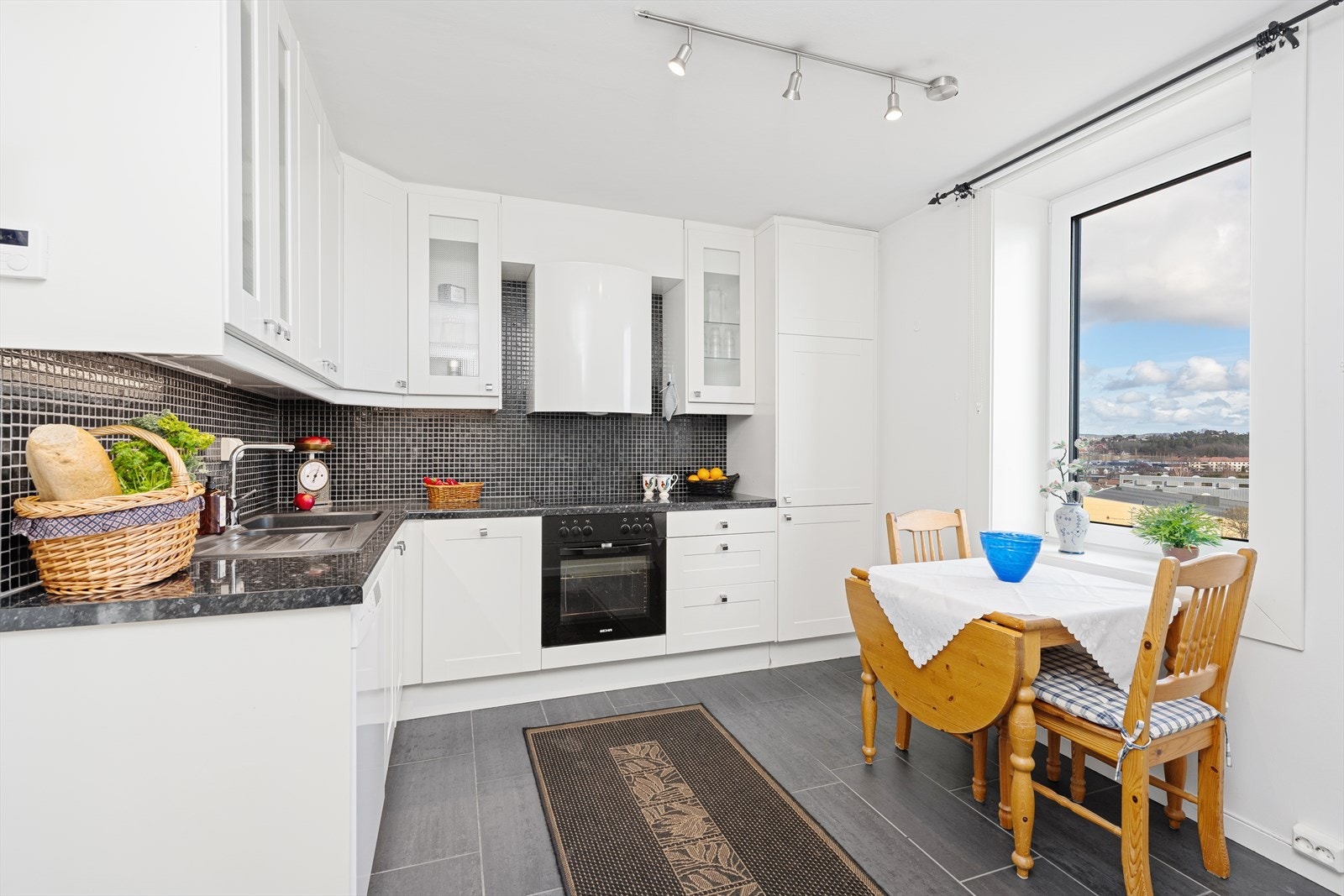 Kjøkkenet ble pusset opp av tidligere eier i ca 2006 og inneholder det du trenger som integrert kjøleskap med frysedel, stekeovn, platetopp, samt frittstående oppvaskmaskin. Alle hvitevarer på kjøkkenet medfølger. Galleribilde