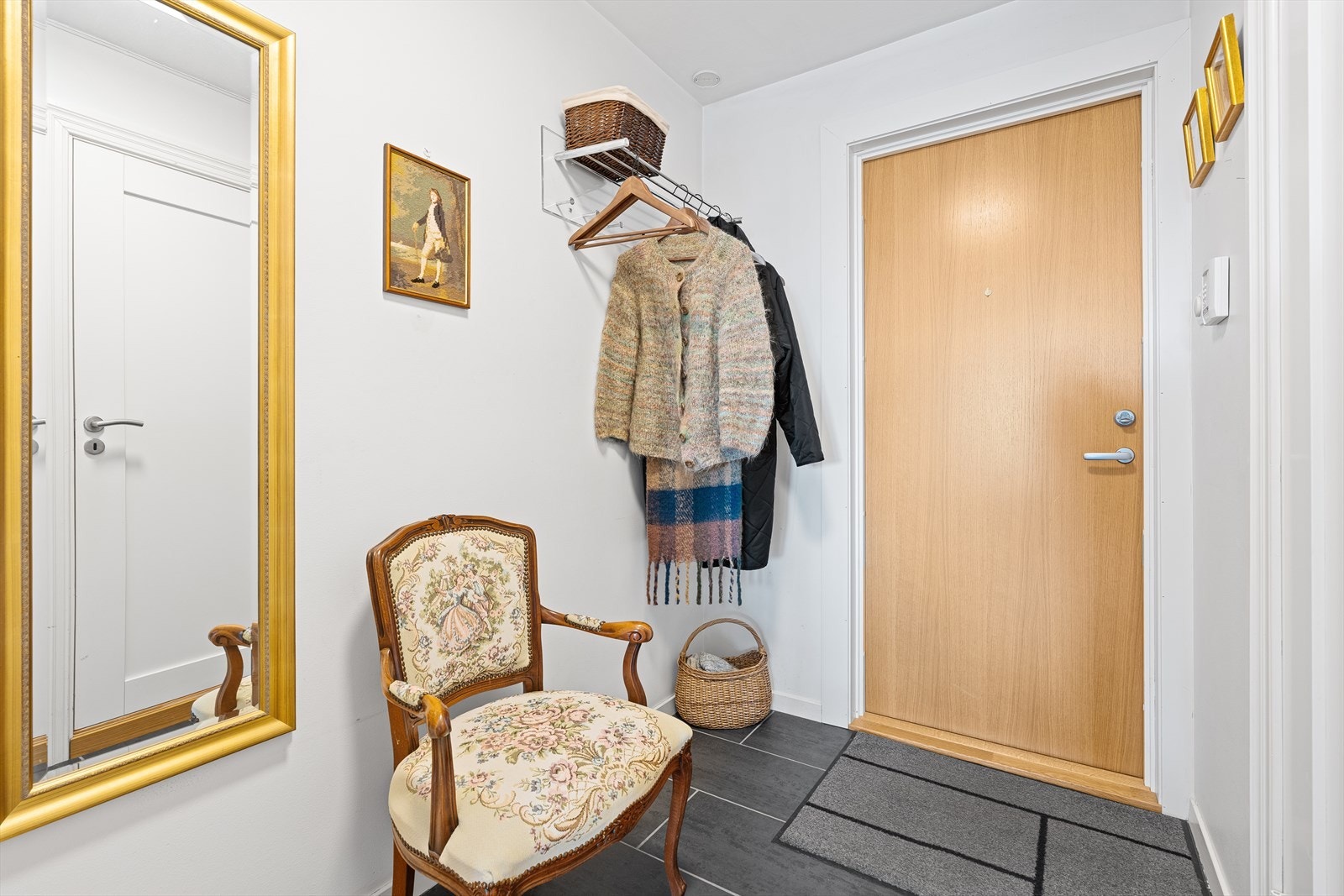 I entreen er det flislagt, samt plass til å henge fra seg vårjakken og sko. Porttelefon slipper venner og familie enkelt inn i bygget. Galleribilde