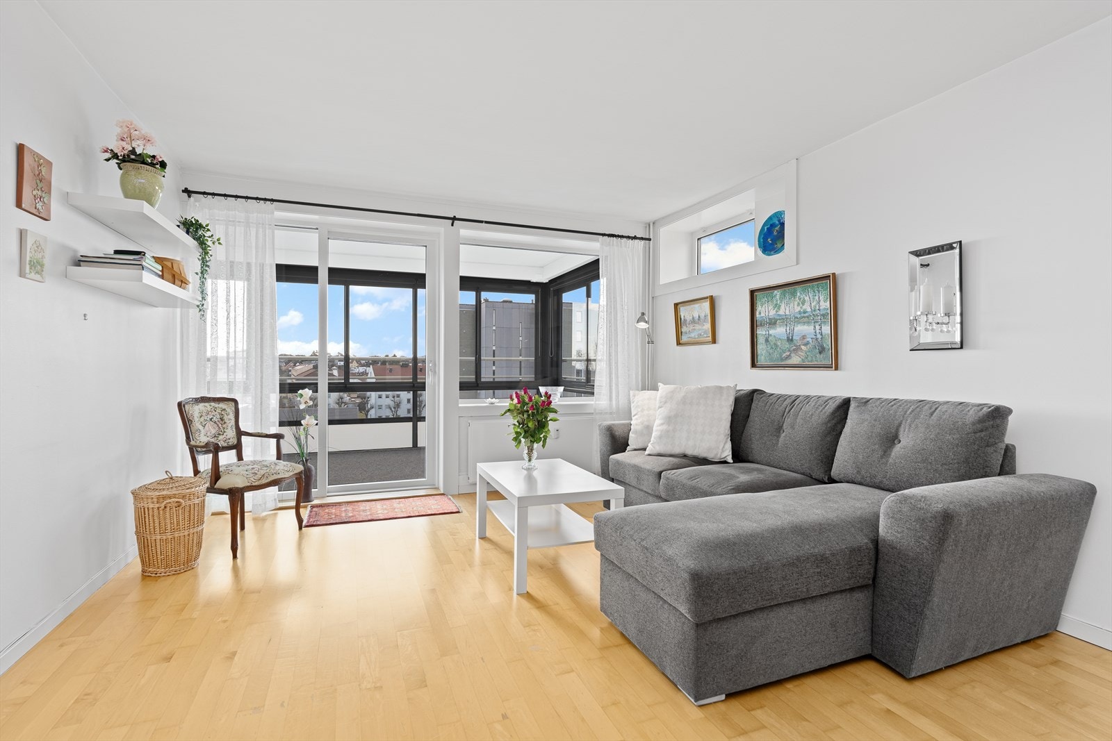 Velkommen inn! Leiligheten er lys og innbydende hvor du har god plass i den store stue- og spisestuen. Galleribilde