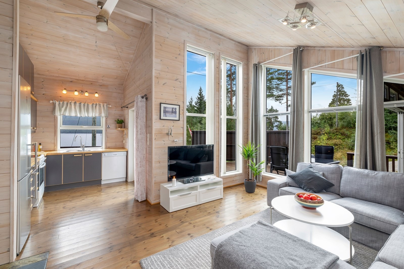 Åpent mellom stue og kjøkken. Galleribilde