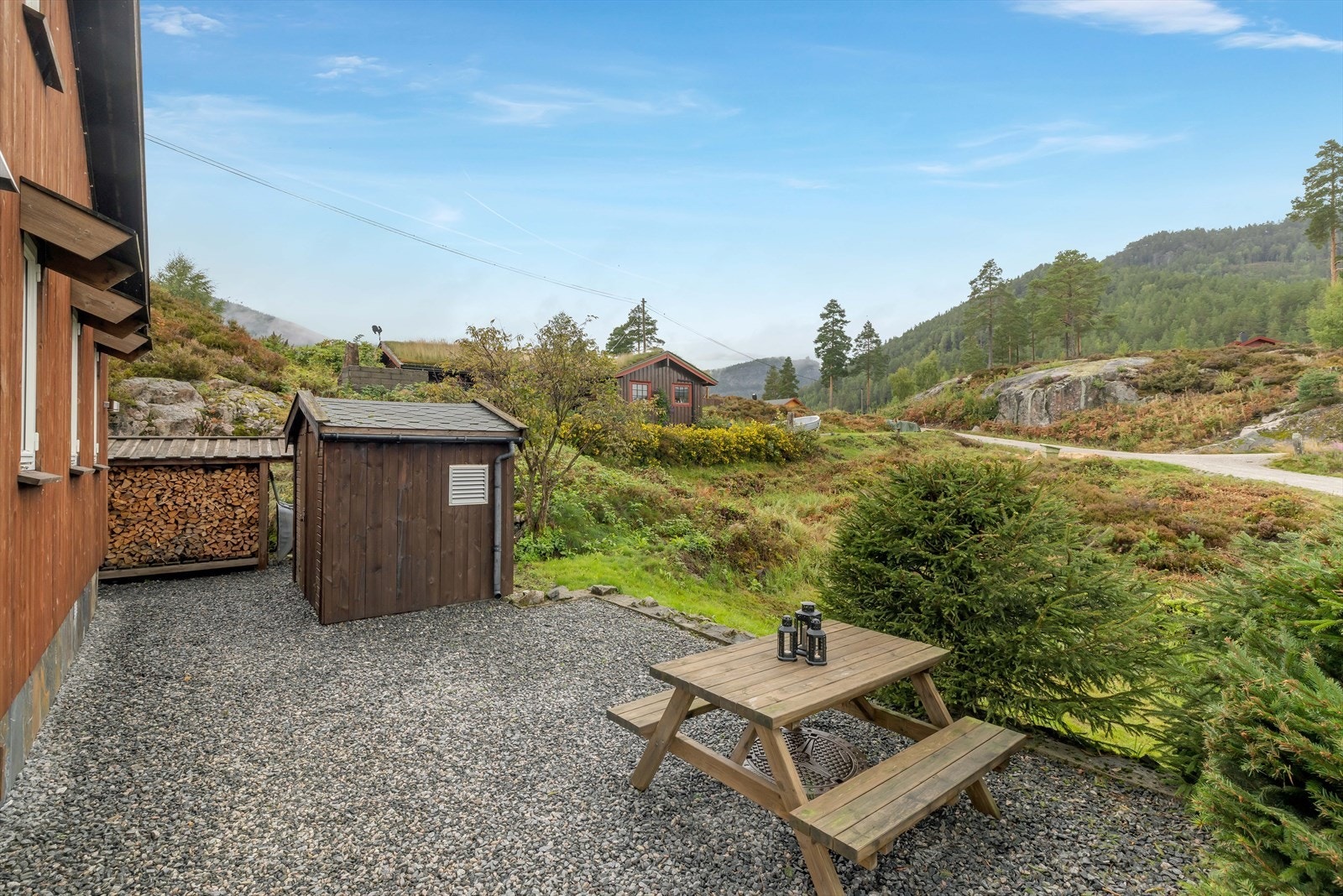 Pent, gruslagt gårdsrom. Galleribilde