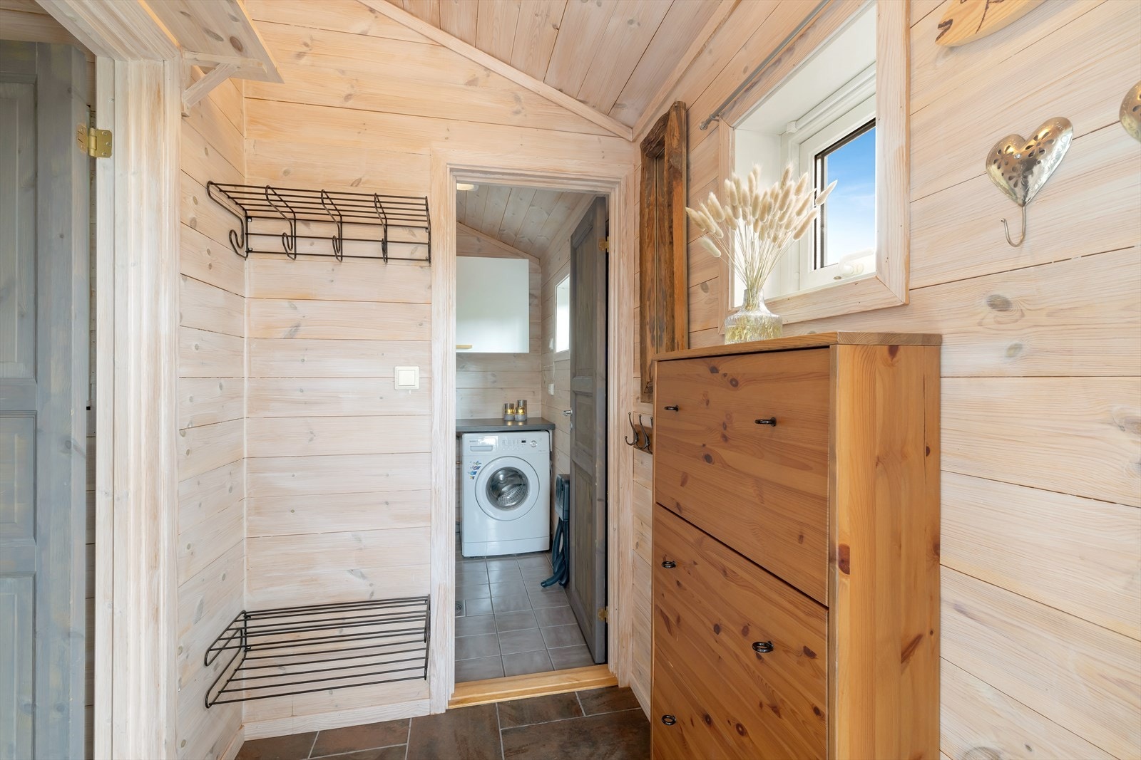 Fra gang til vaskerom/ teknisk rom. Galleribilde