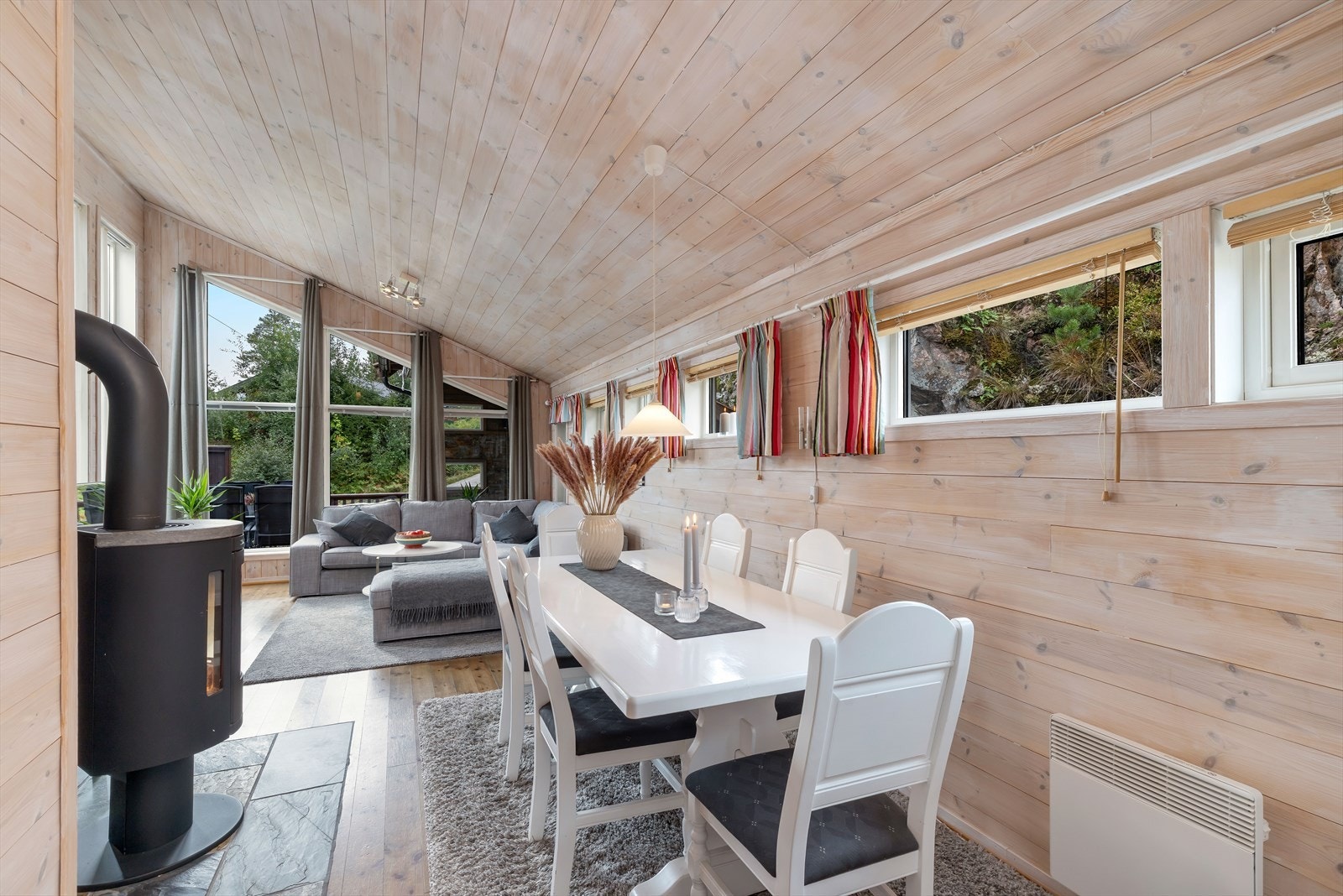 Spisestue og stue. Galleribilde