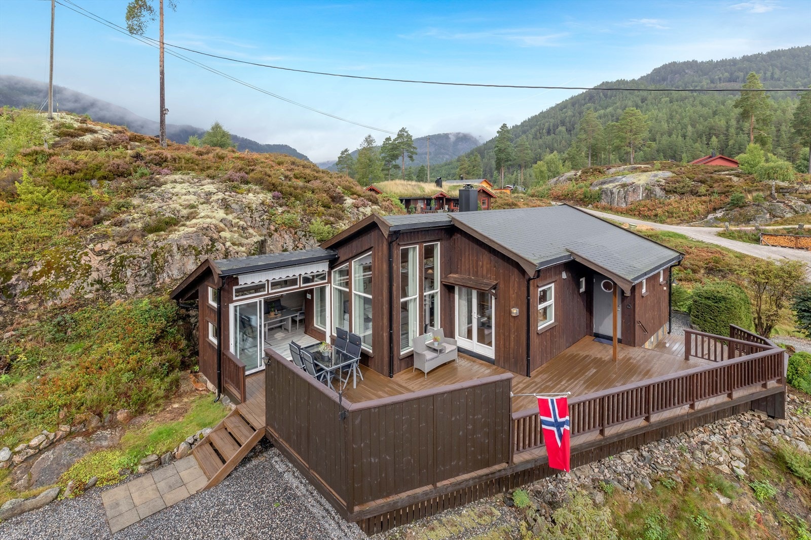 Hytta ligger på en liten høyde med utsikt og gode solforhold. Galleribilde