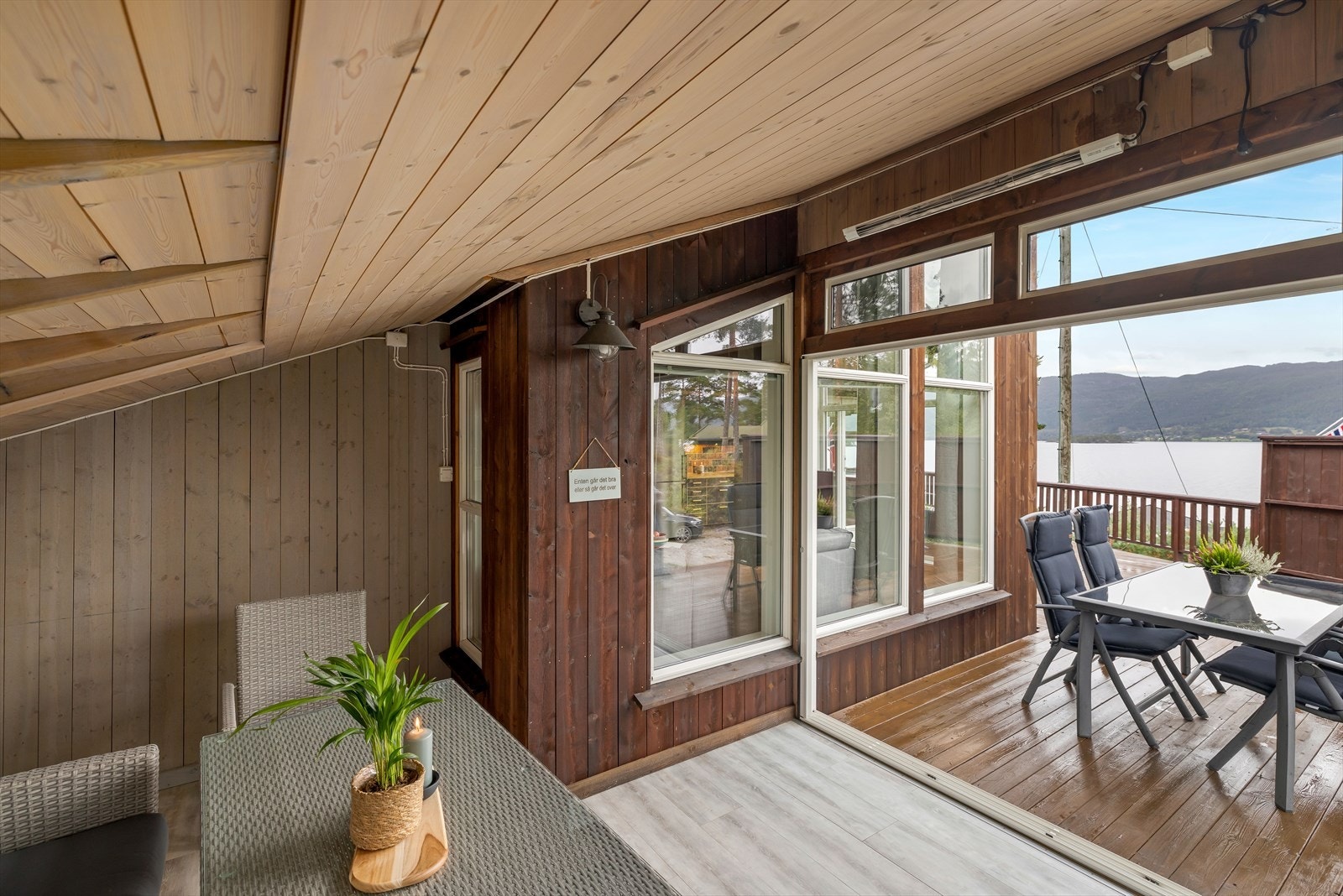Lun sommerstue på terrassen. Galleribilde