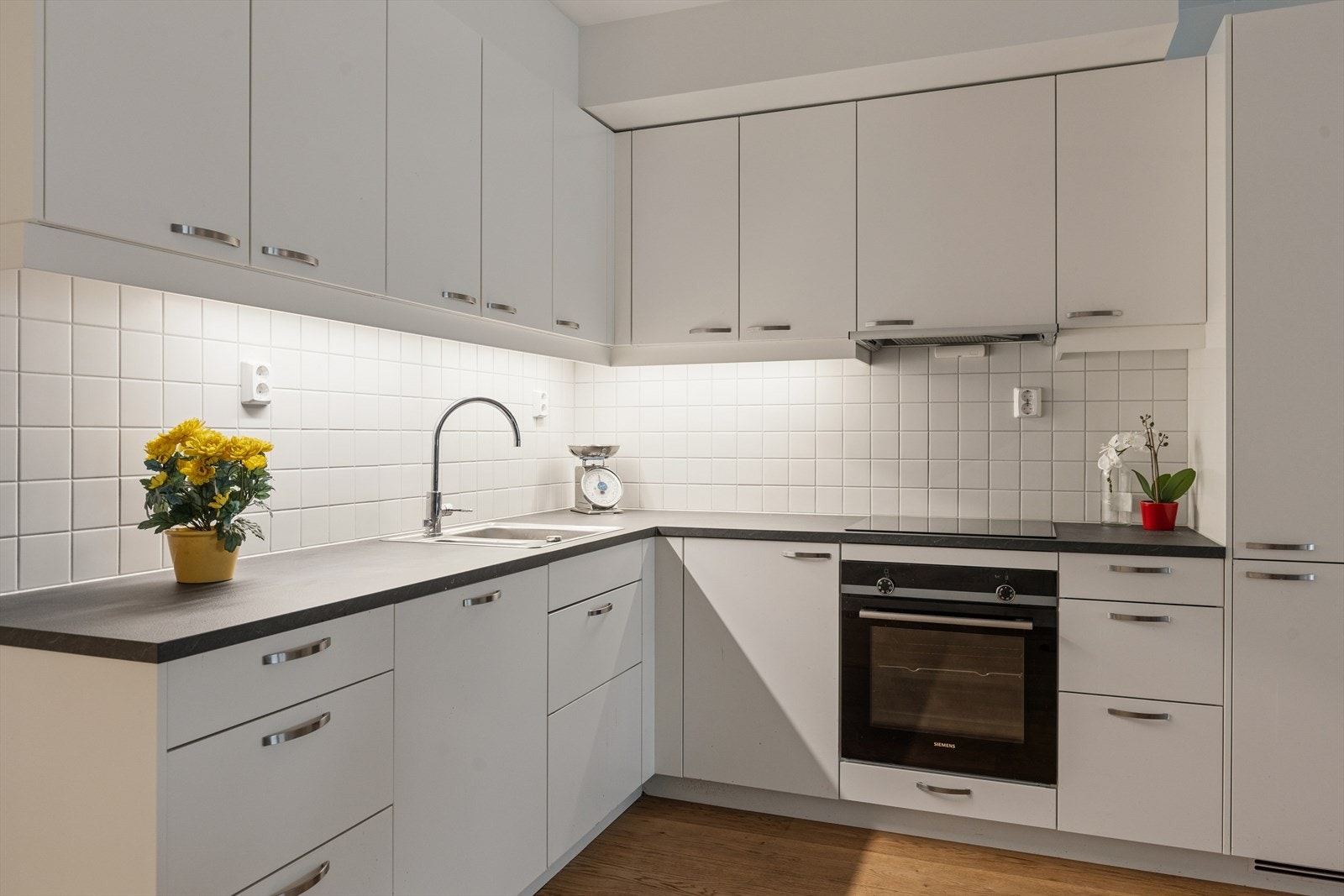 Kjøkkenventilator med avtrekk via bygningens balanserte ventilasjonsanlegg. Galleribilde