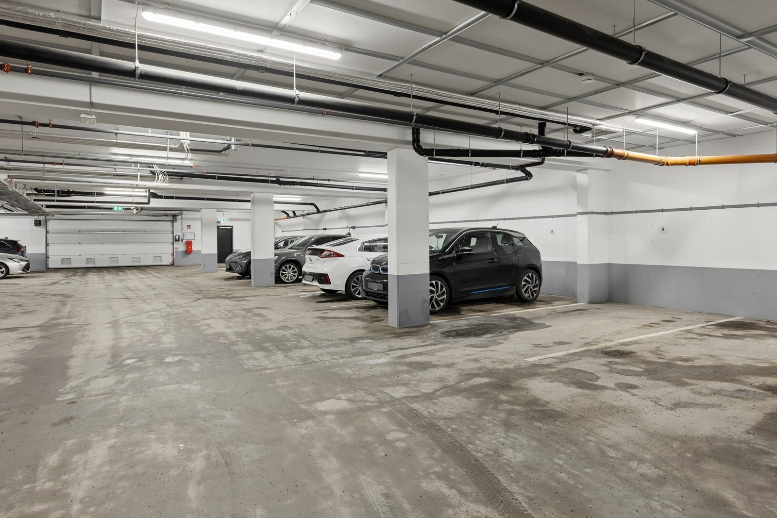Det medfølger én parkeringsplass i felles garasjeanlegg i kjelleren. Galleribilde