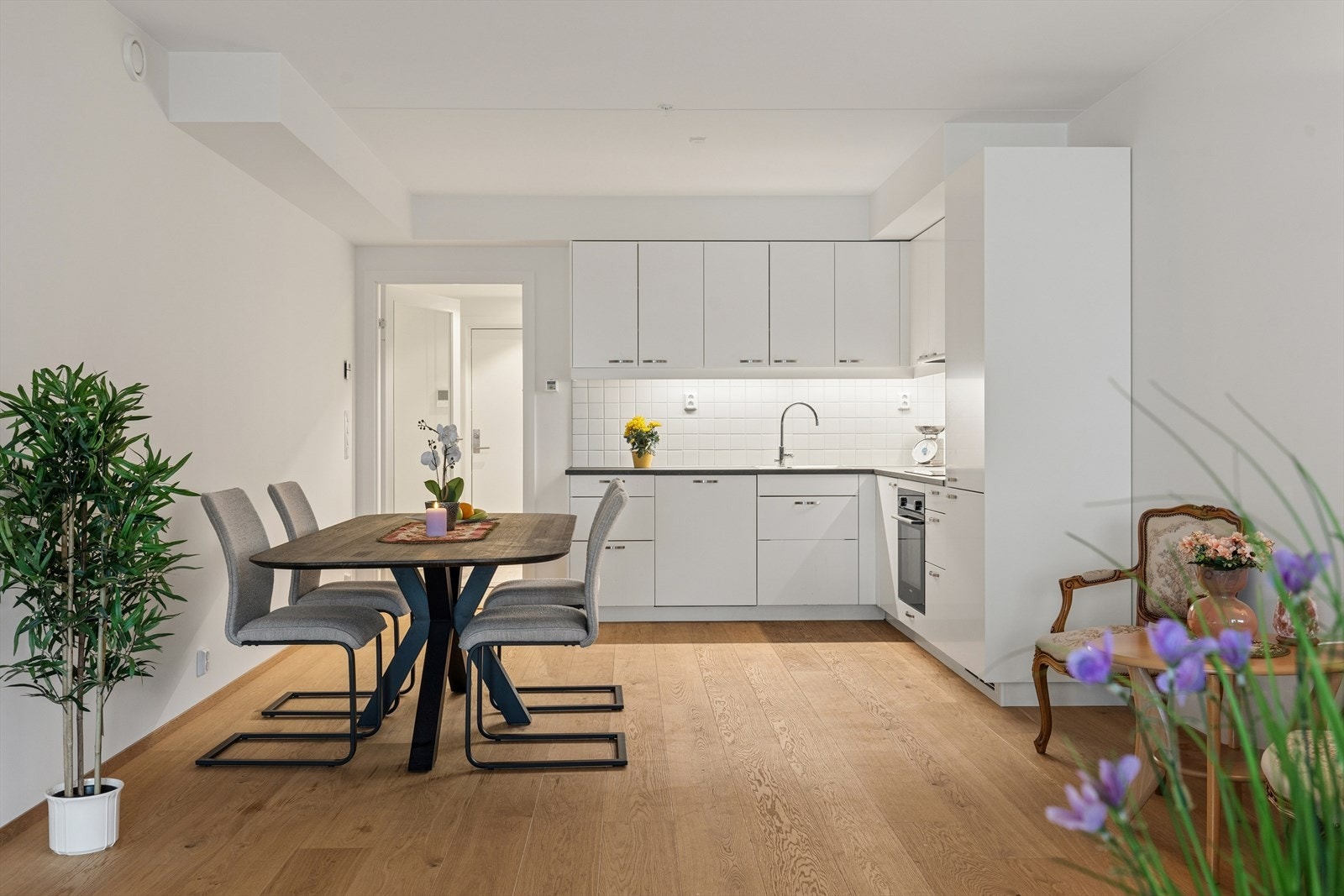 Det åpne allrommet på nesten 35 m² kombinerer stue og kjøkken, med gjennomgående parkett på gulvet. Galleribilde