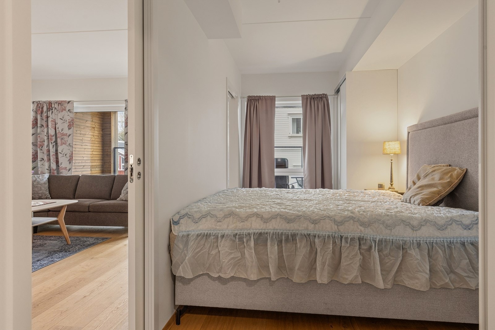 Soverommet på 10,6 m² har en lun og tilbaketrukket plassering i leiligheten. Galleribilde