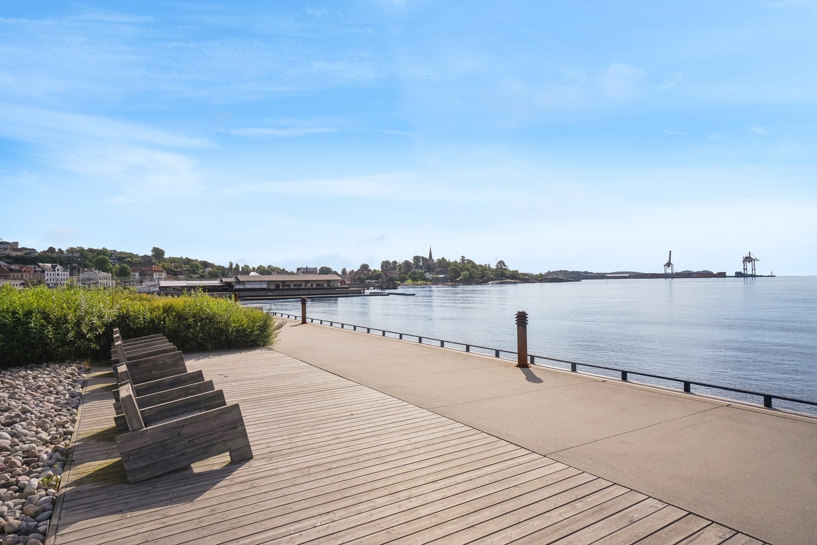Med sentral beliggenhet er det kort vei til servicetilbud som AMFI Larvik og dagligvarebutikker. Galleribilde