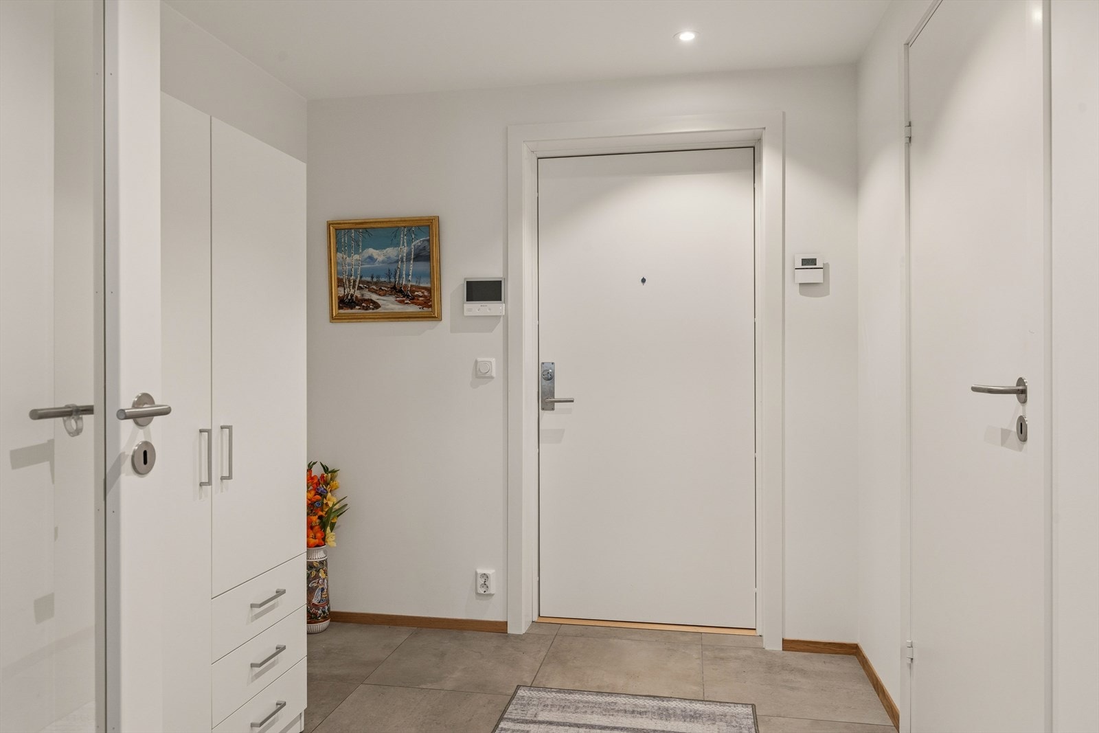 Leiligheten er utstyrt med callinganlegg med døråpner. Fordelerskapet til den vannbårne varmen er plassert her i entréen. Galleribilde