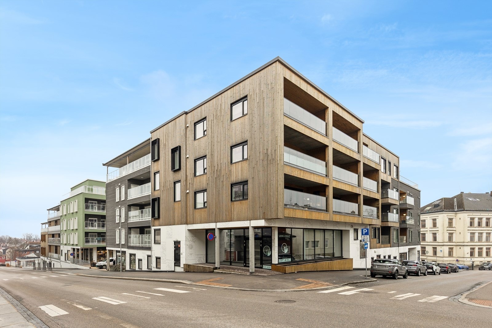 Fasaden er kledd med en kombinasjon av trekonstruksjoner og fasadeplater. Bygget har heis. Galleribilde