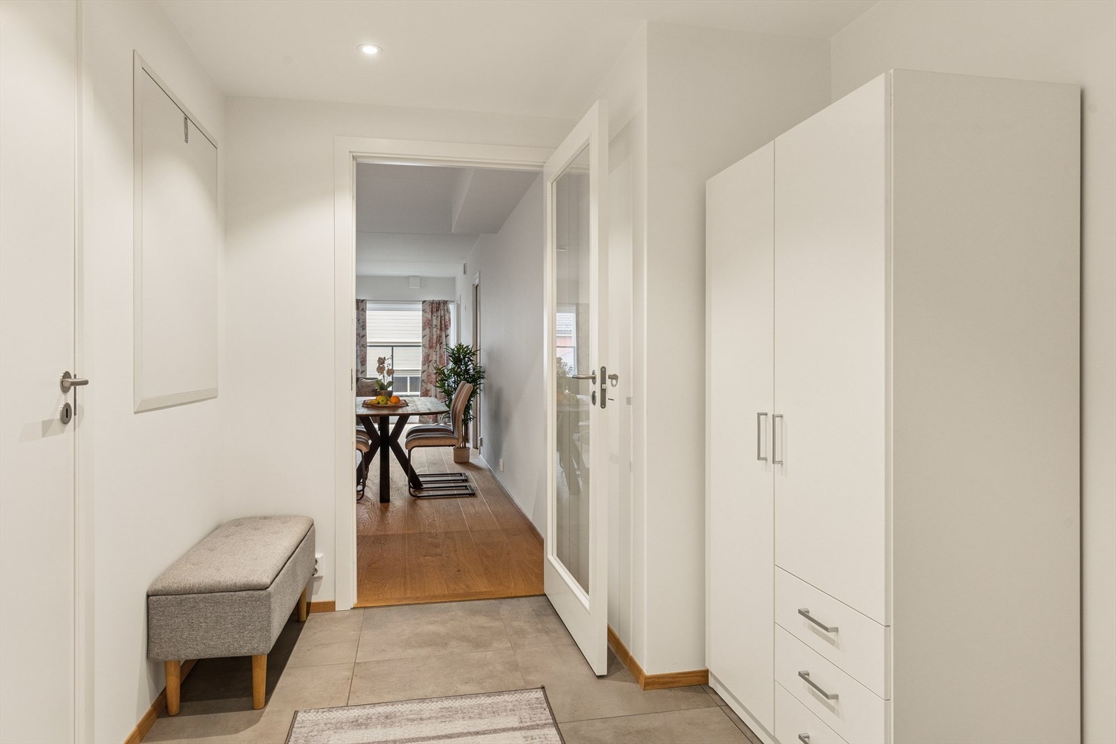 Entréen gir et godt førsteinntrykk og har adkomst til badet og stuen. Galleribilde