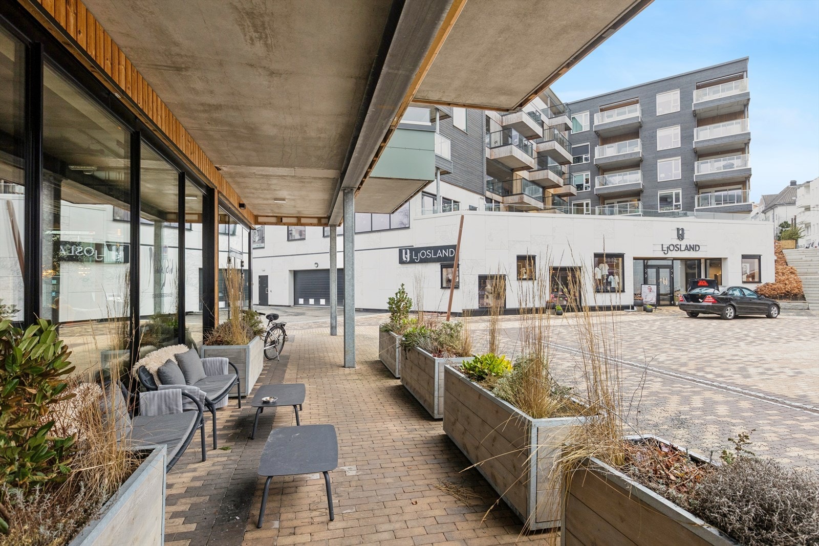 Opparbeidede felles uteområder med beplantning og sitteplasser. Galleribilde