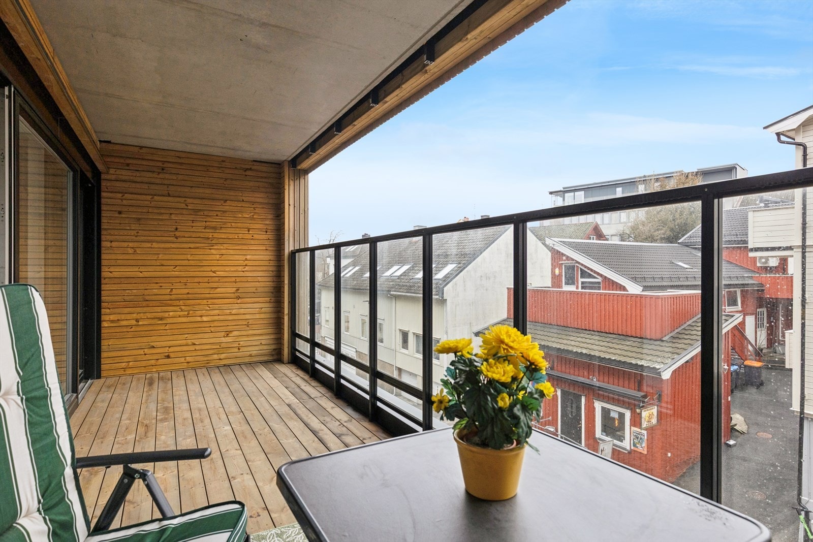 Den overbygde balkongen på 12,3 m² er en forlengelse av stuen, med dekke av trevirke. Galleribilde