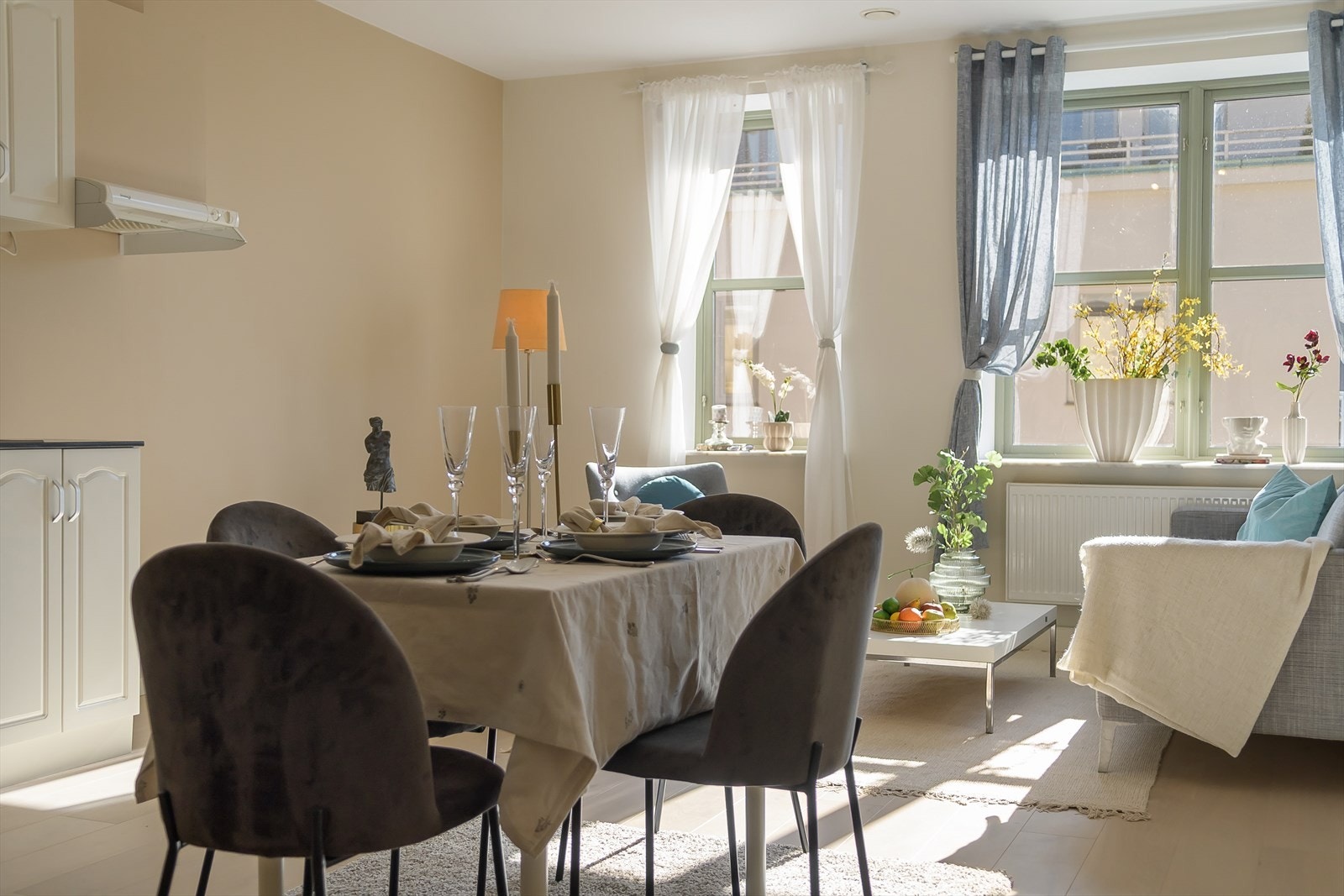 Stuen har plass til sofagruppe og spisestue i rommet Galleribilde