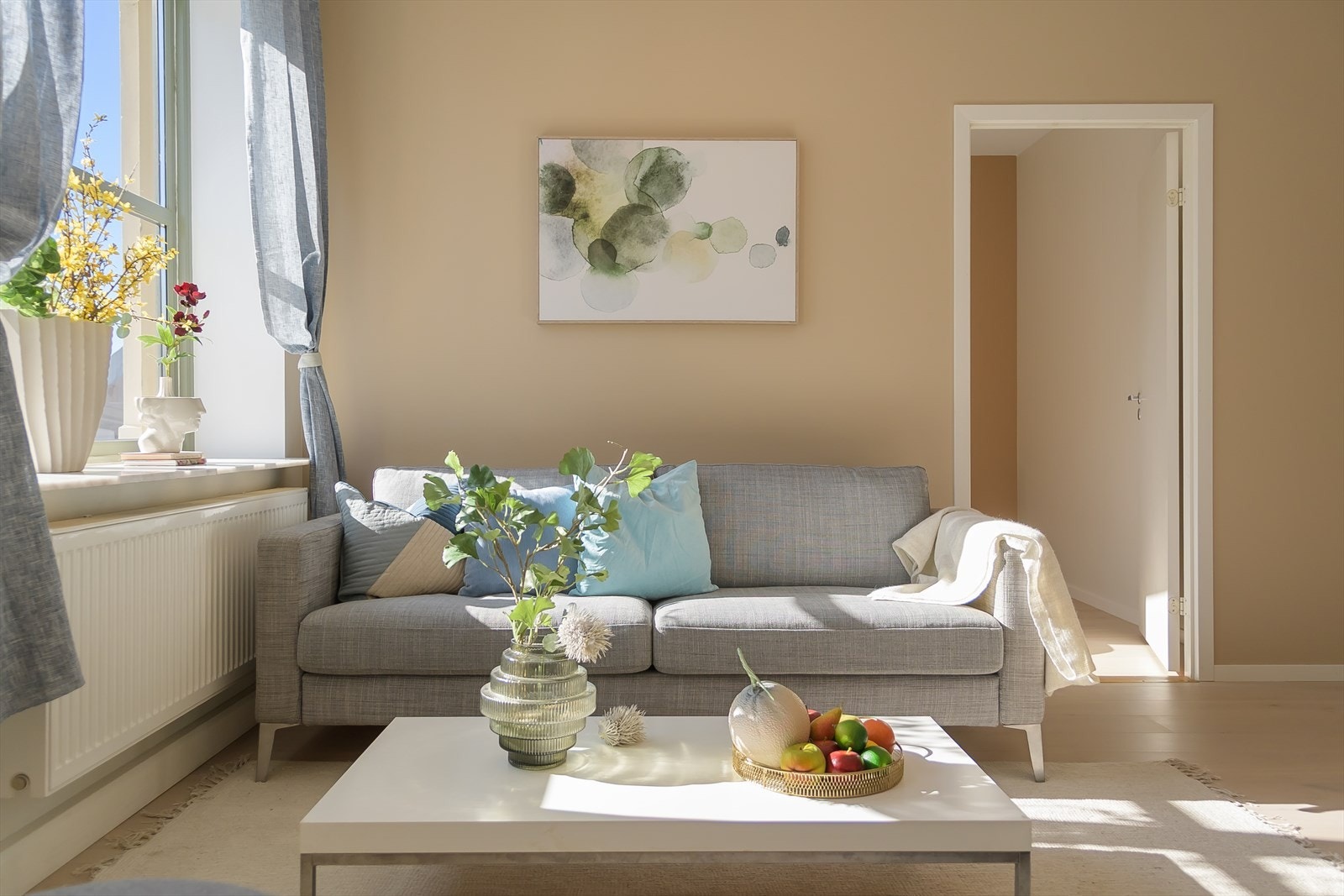 Leiligheten er malt i delikat og varmt beigetone Galleribilde