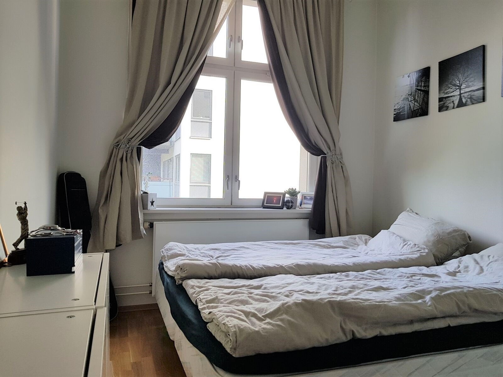 Soverom med god plass til dobbeltseng. Galleribilde