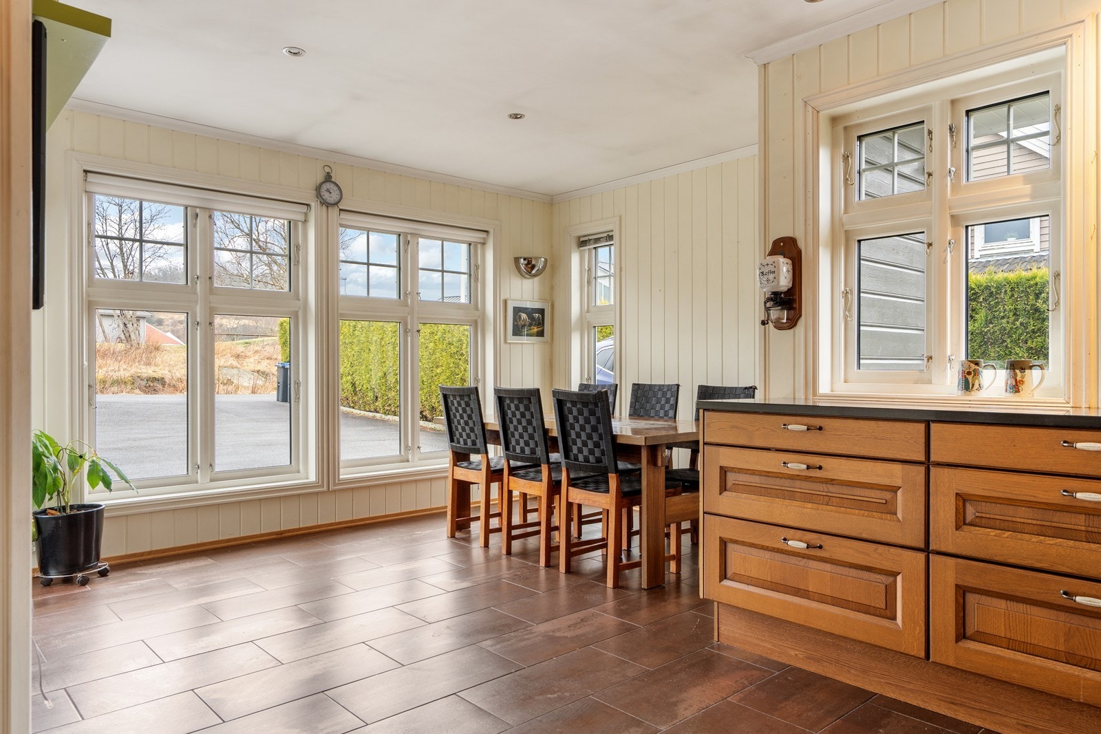 Romslig kjøkken med god plass til stort spisebord Galleribilde