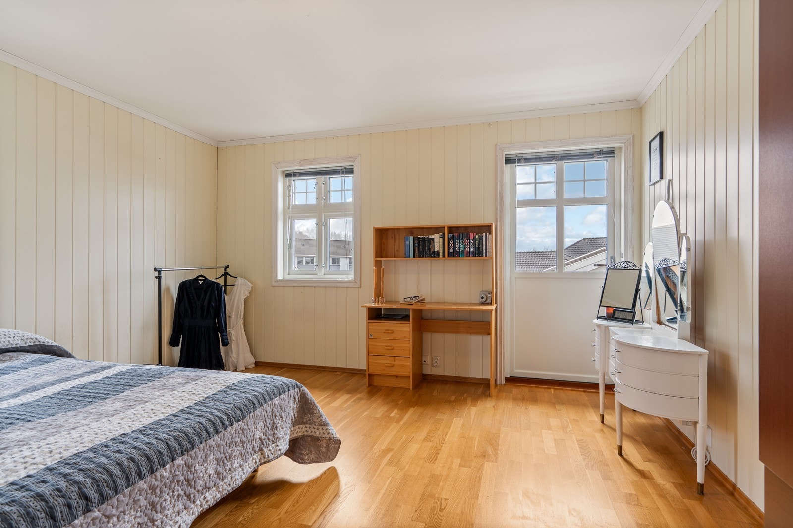 Fem soverom/allrom av god størrelse, hvorav ett har utgang til balkong - soverom nr. 1 Galleribilde