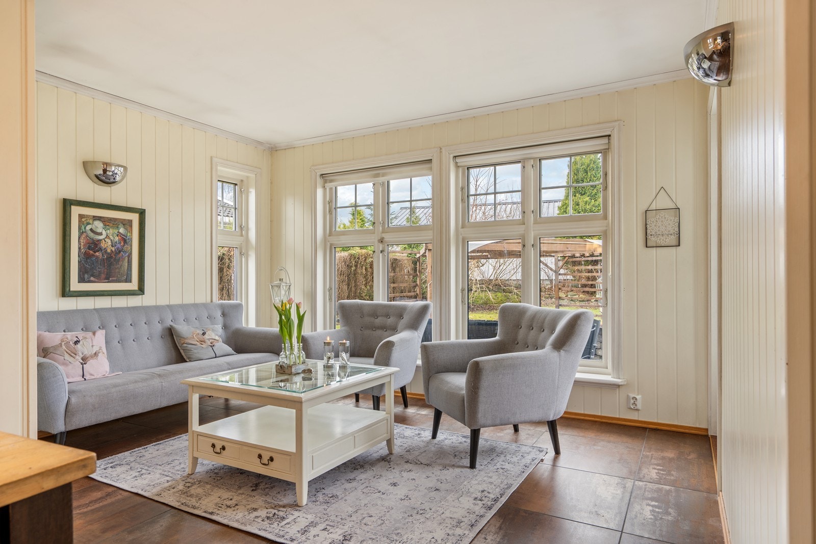 Lys og luftig stue med gode lysforhold som skaper en behagelig atmosfære Galleribilde