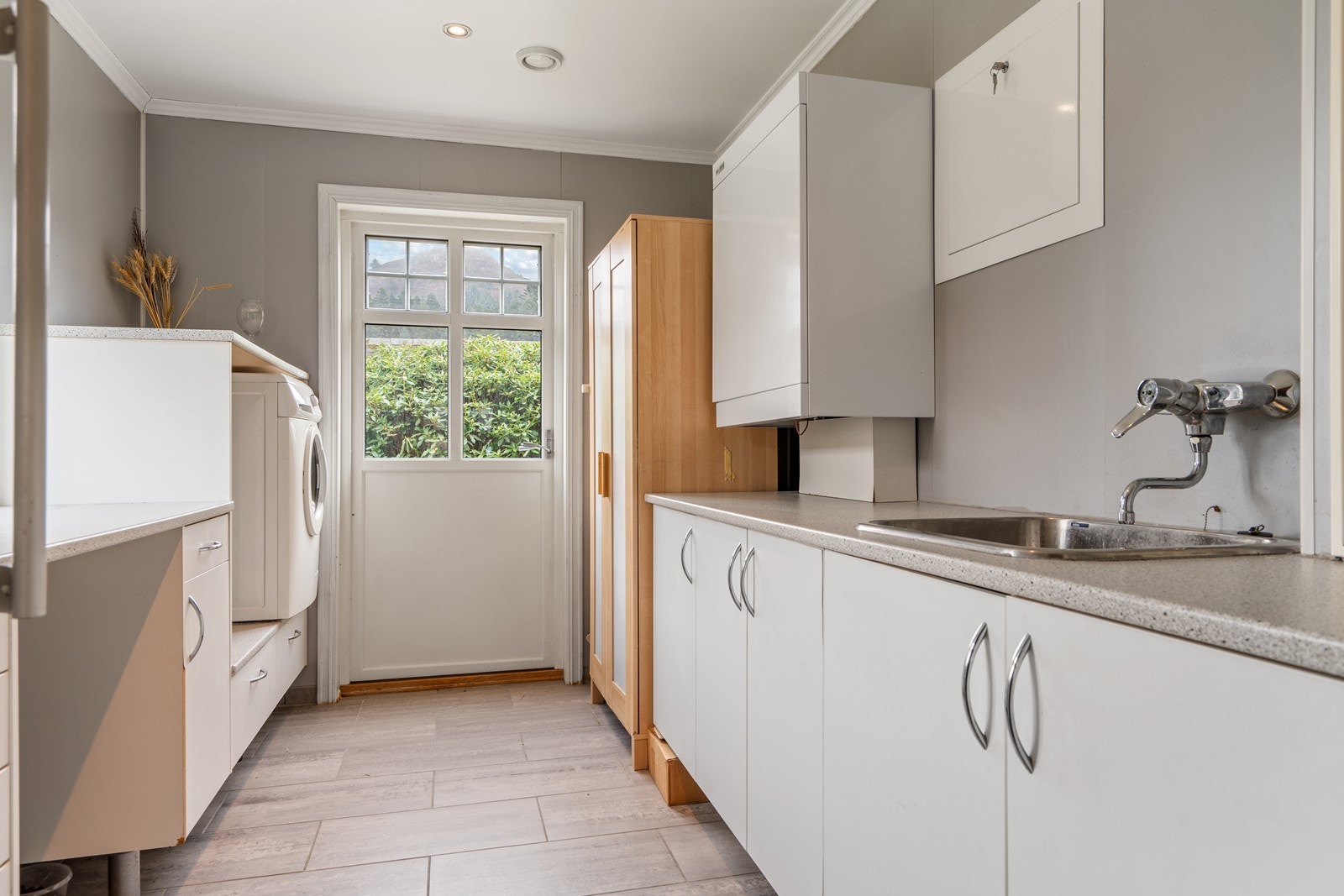 Praktisk vaskerom med innredning Galleribilde