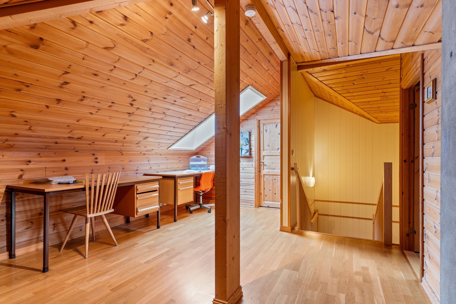 Loft med 2 stk. allrom hvorav det ene rommet benyttes som bod Galleribilde