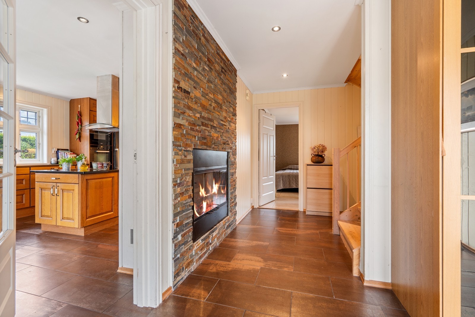 Gjennomgående peis i vegg Galleribilde