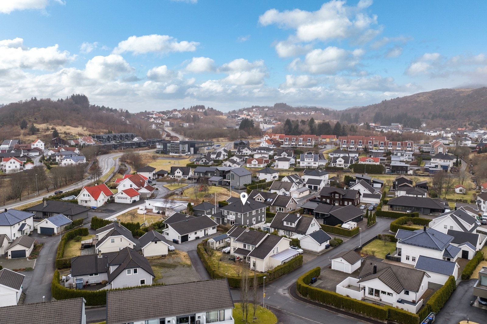 Skåredalen barne- og ungdomsskole er innen gangavstand, med trygg skolevei, og flere barnehager ligger også nært Galleribilde