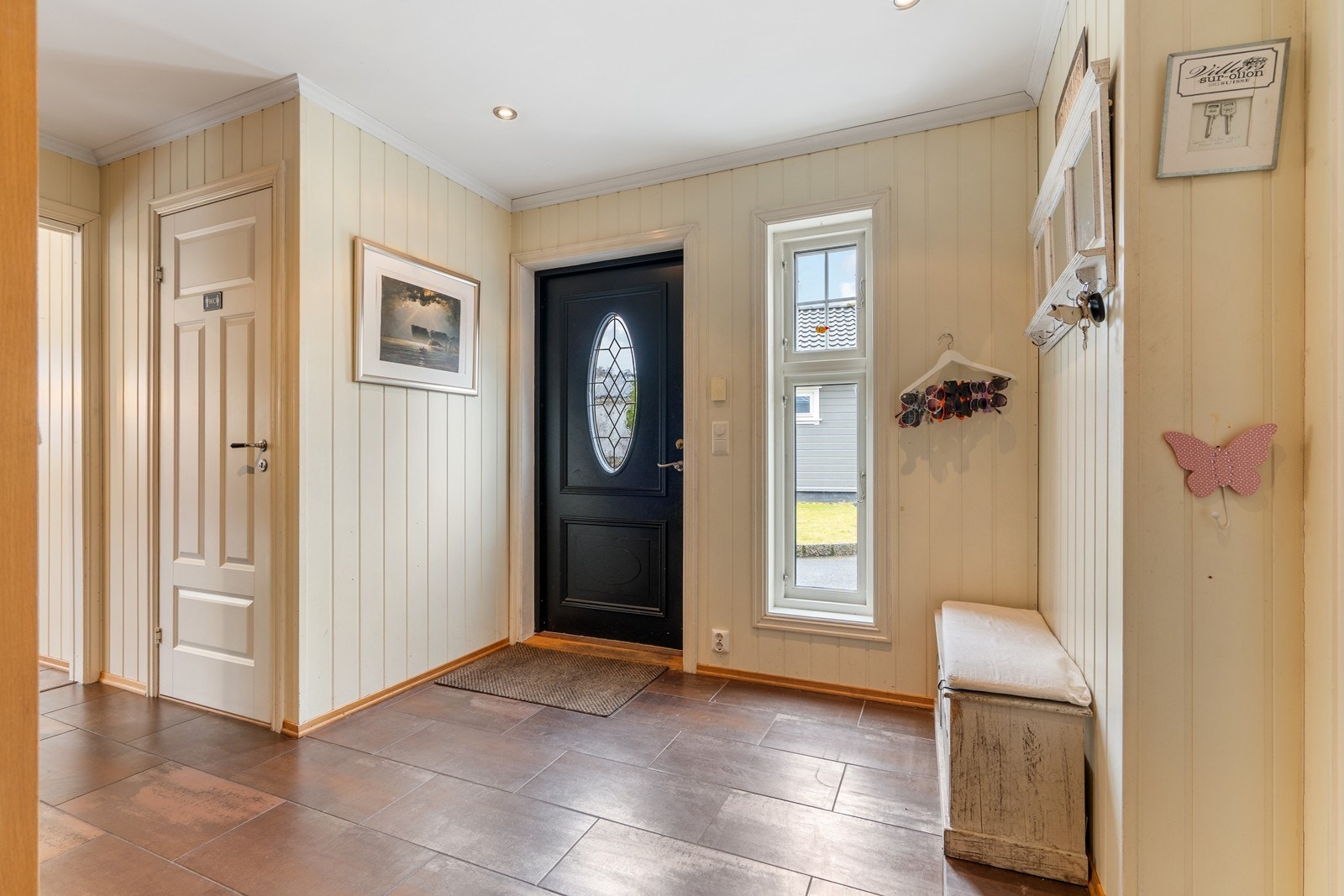 Hall med stor, praktisk skyvedørsgarderobe Galleribilde