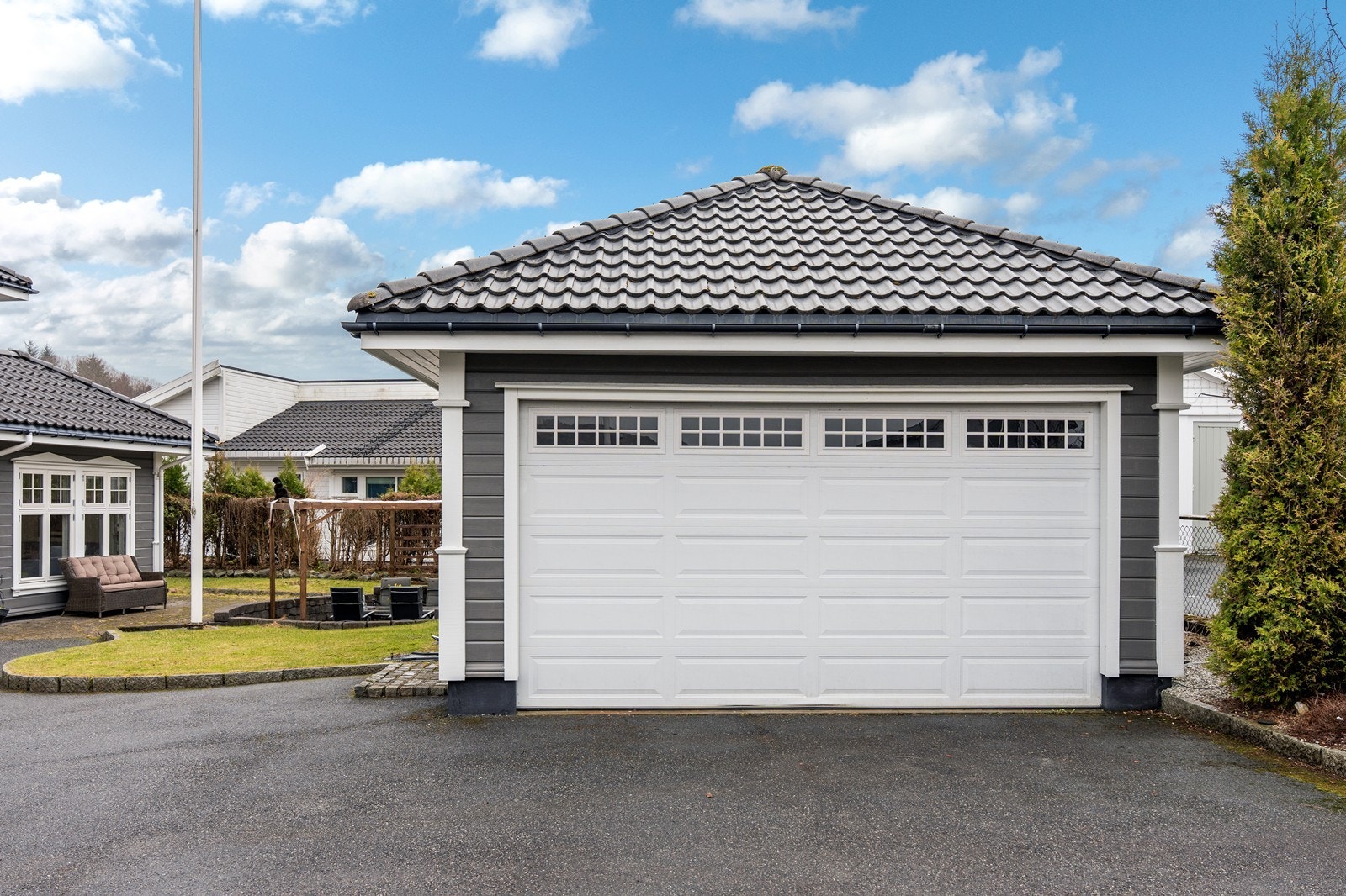 Gode parkeringsmuligheter i garasje, samt i gårdsrom Galleribilde