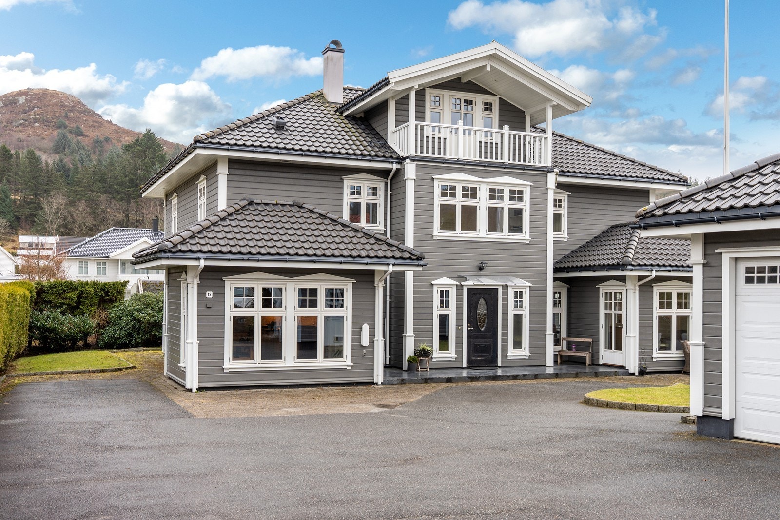 Pent opparbeidet tomt med grøntareal, belegningsstein og asfalt Galleribilde