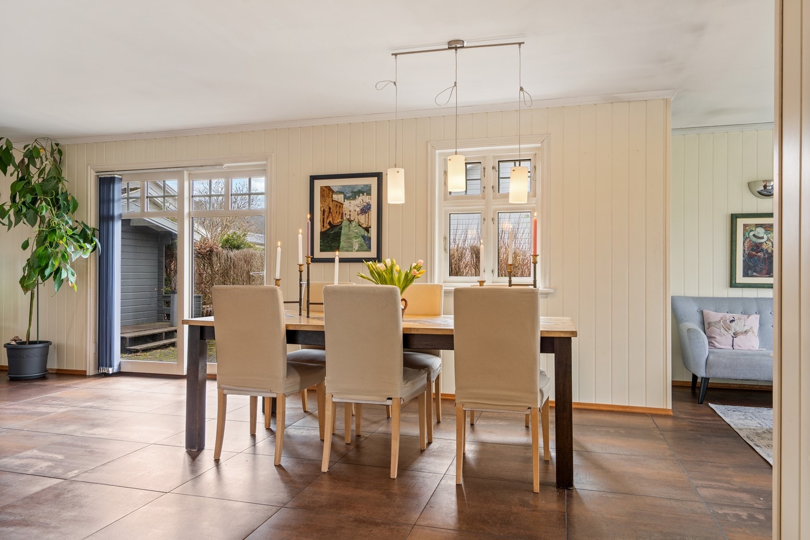 Fra stuen er det utgang til uteområde/hage. Stuen har fliser på gulv Galleribilde