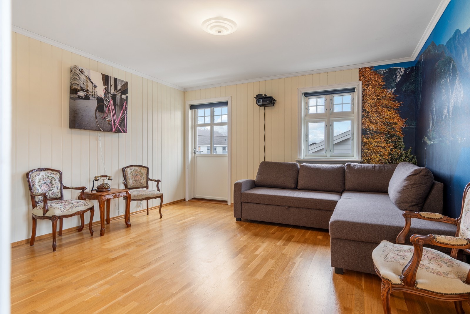 En hyggelig stue som er et ideelt samlingspunkt for de minste, med direkte utgang til balkong Galleribilde