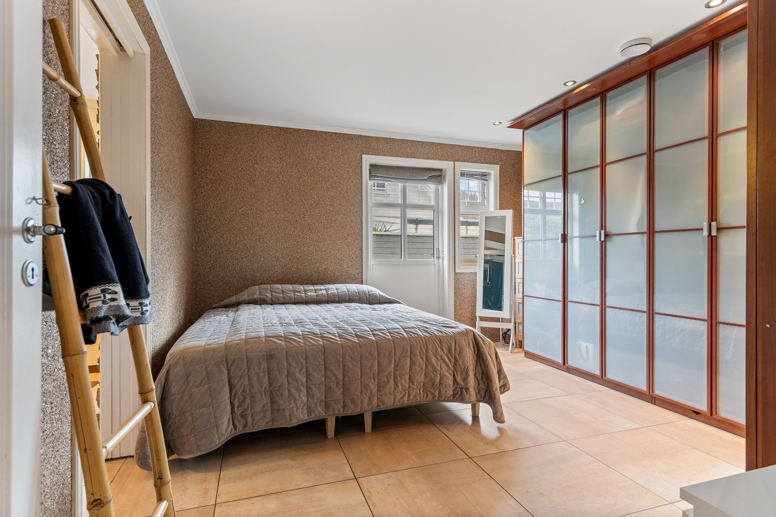 Hovedsoverom med flott, romslig garderobeløsning. Rommet har også utgang til uteområde Galleribilde