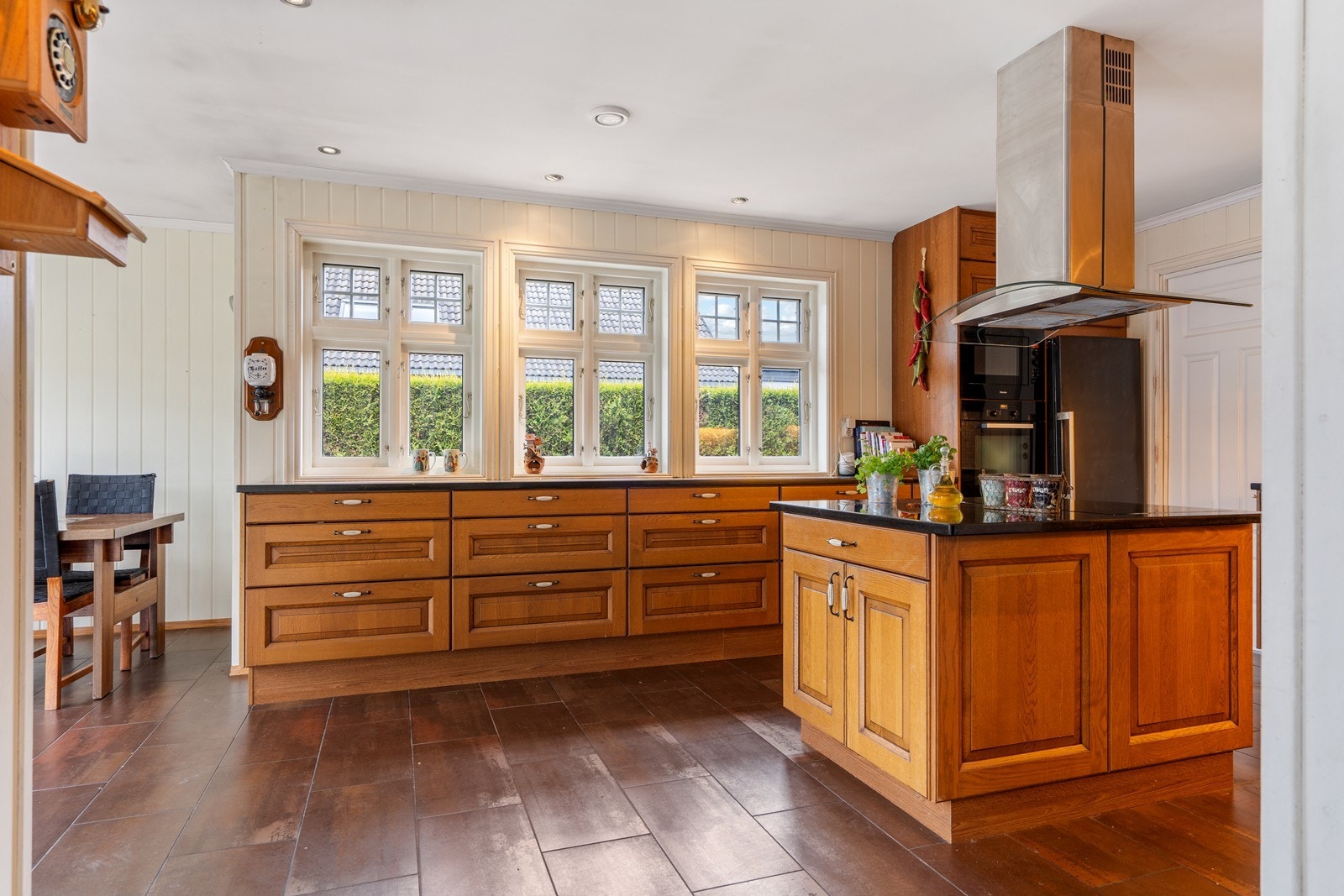 Det er integrert oppvaskmaskin, platetopp, mikrobølgeovn og stekeovn, samt frittstående kjøleskap (hvitevarene medfølger i handelen) Galleribilde