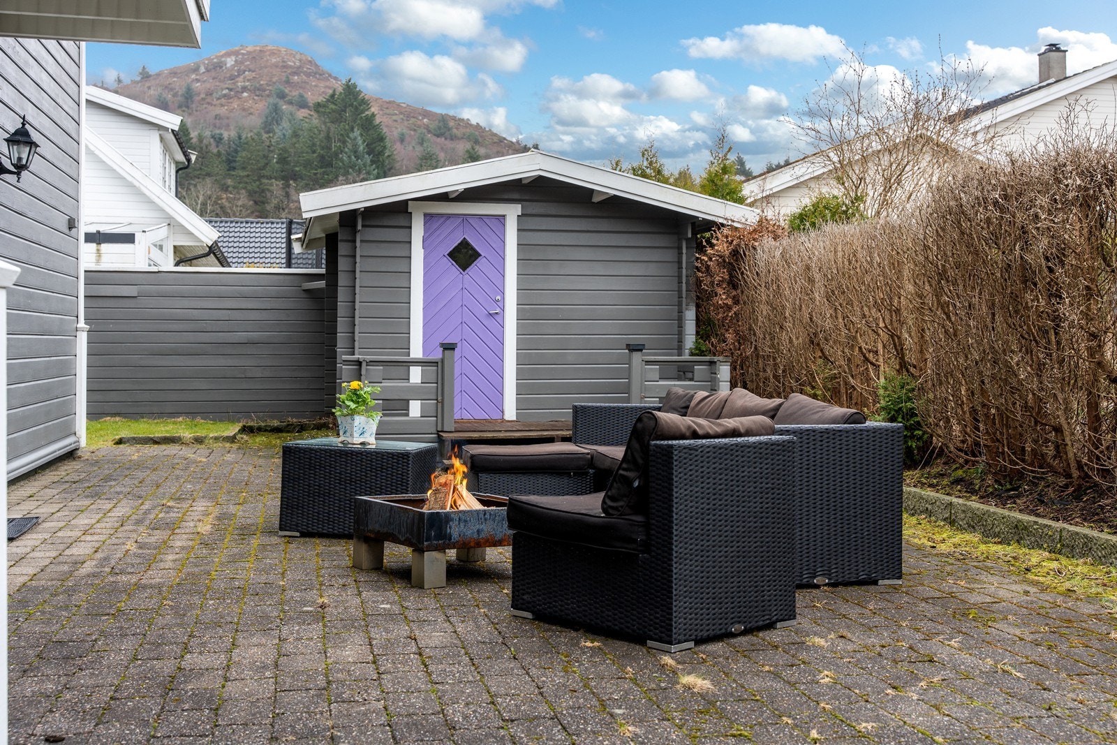 Utvendig bod - Det ser ut til for megler at boden er bygget helt i tomtegrense. Kjøper påtar seg risikoen både for fremtidig bruk og eventuelle pålegg relatert til dette Galleribilde