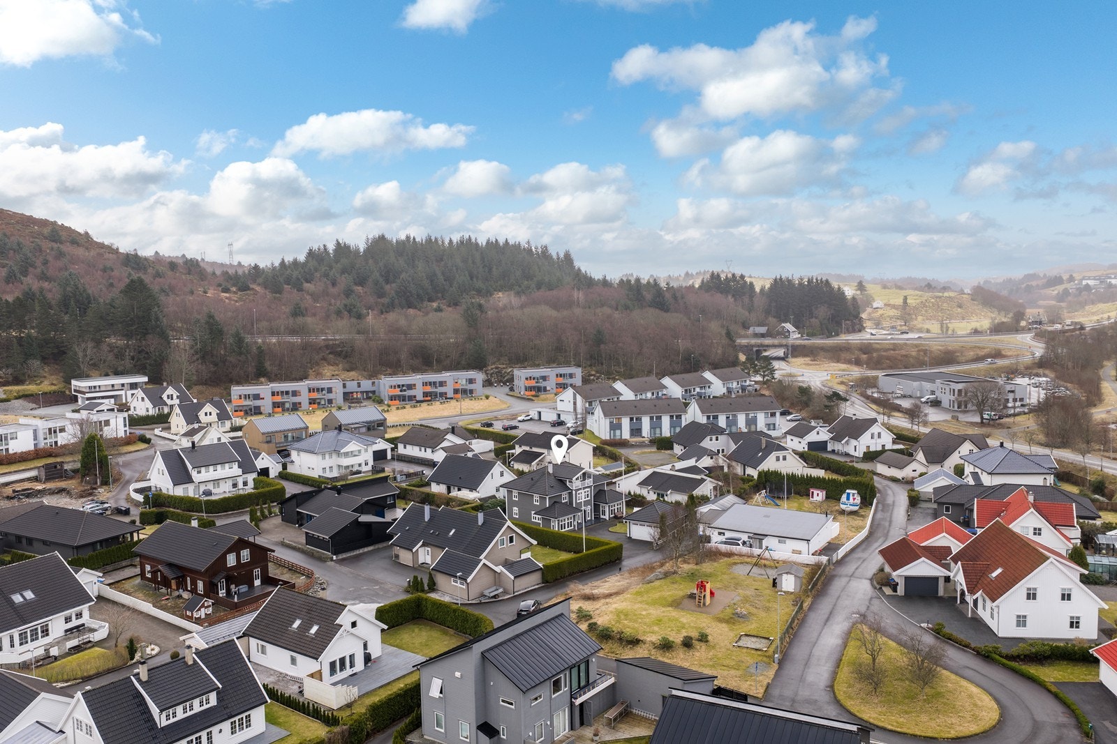 Boligen ligger svært attraktivt til i Skåredalen, i et etablert og barnevennlig område Galleribilde