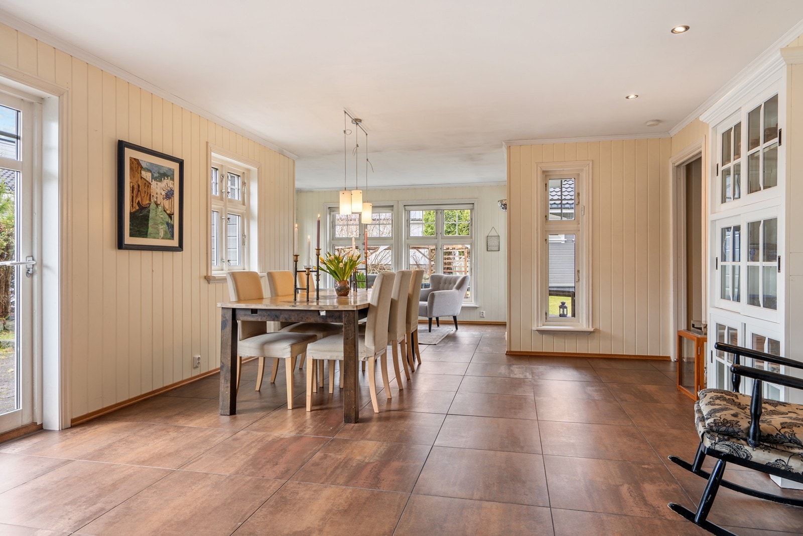 En flott og innholdsrik enebolig, perfekt tilrettelagt for familien som ønsker god plass og høy bokomfort! Galleribilde