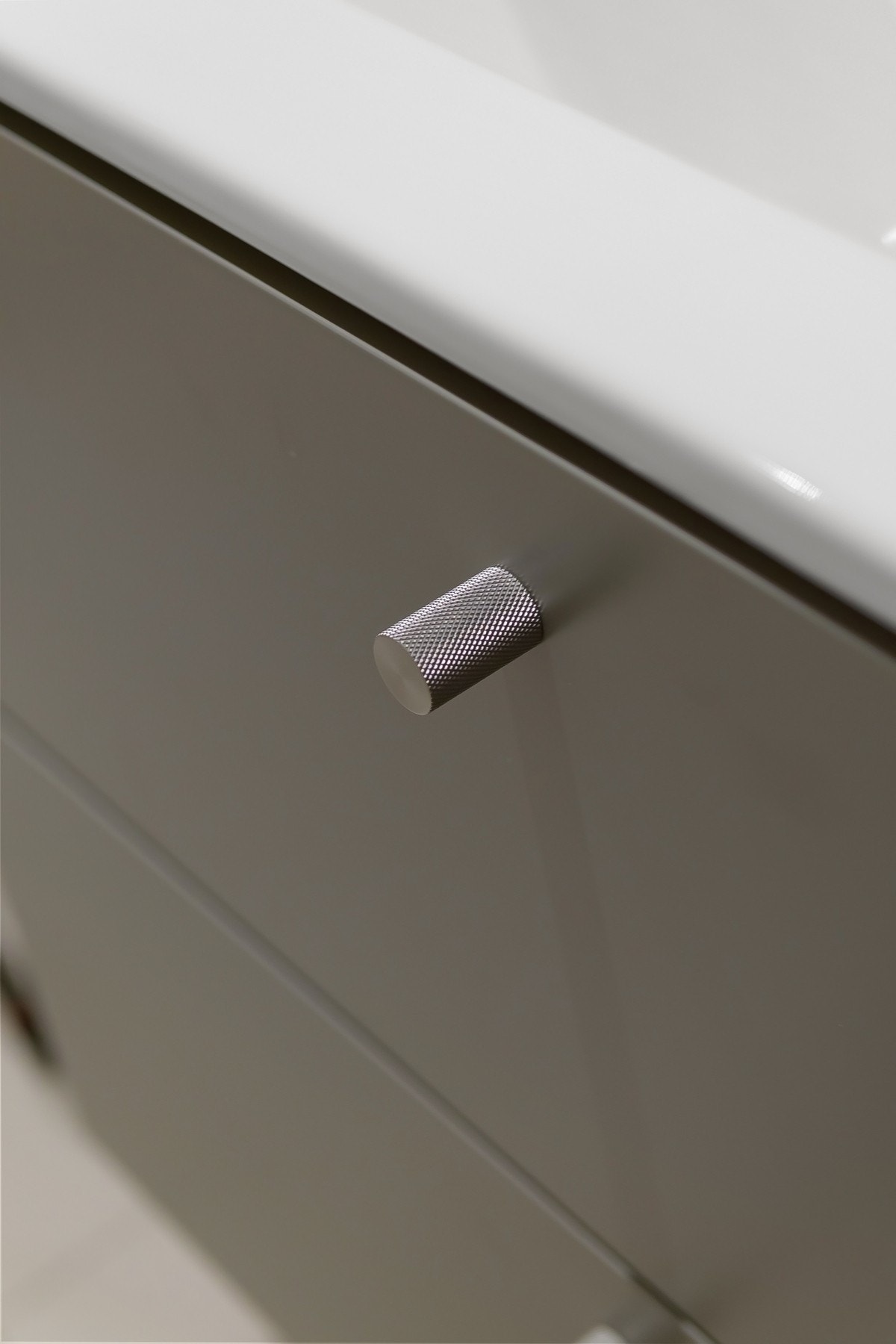 Ny baderomsinnredning med lekre håndtak/knotter. Galleribilde