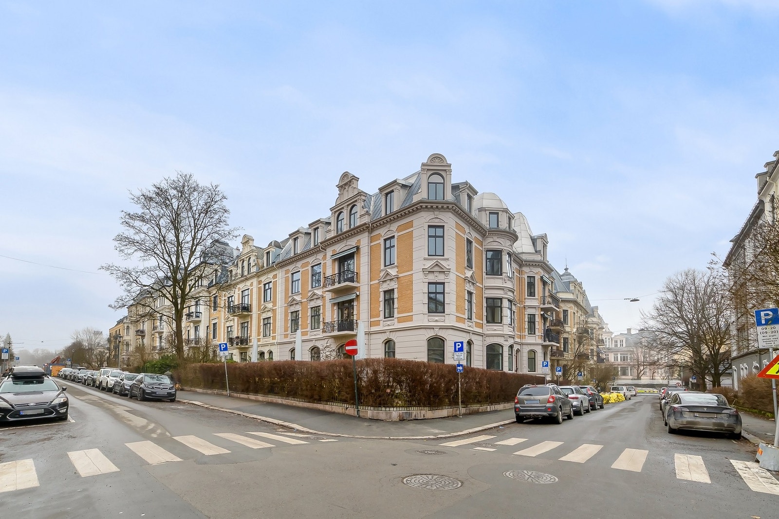 Unik beliggenhet i påkostet hjørnegård på en av byens mest fasjonable adresser med svært gode solforhold og nærhet til alt. Galleribilde