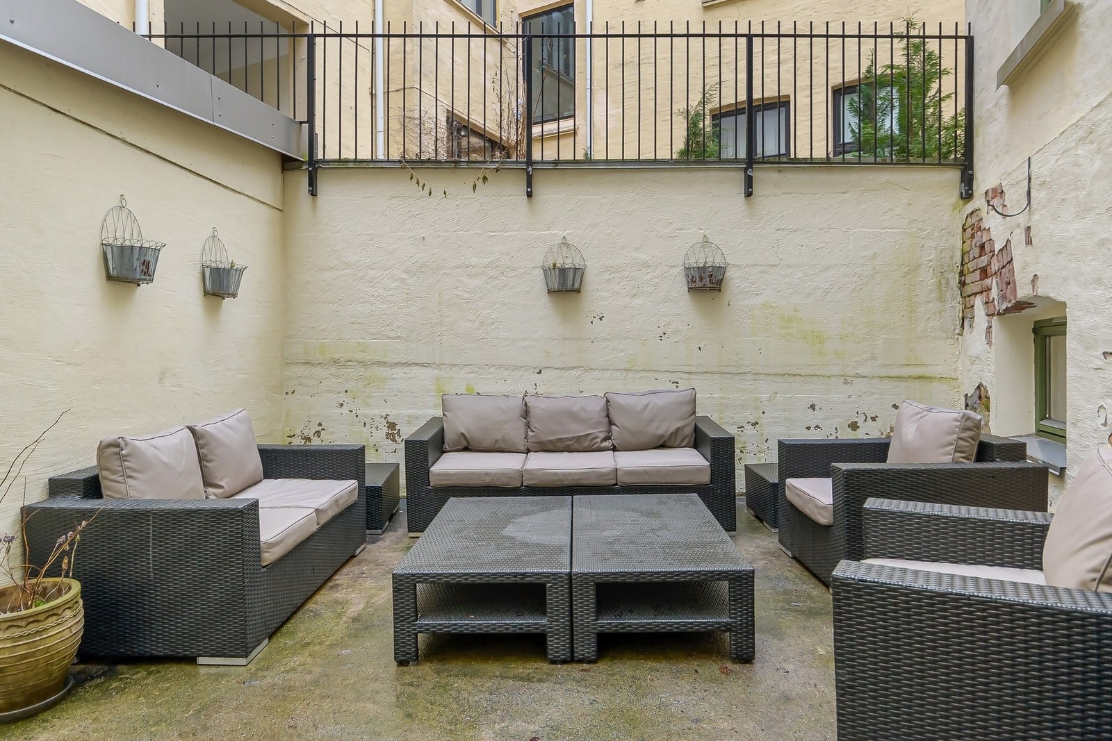 Felles terrasse i bakgård tilegnet leilighetene i 1 og u. etg. Galleribilde