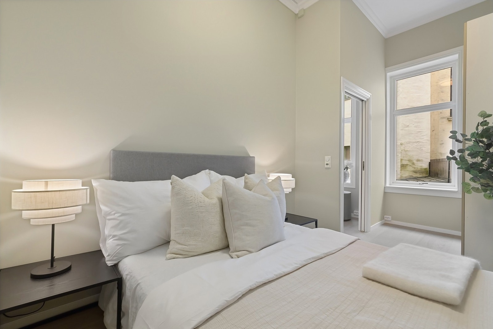 God plass til dobbeltseng, nattbord og garerobeskap. Galleribilde