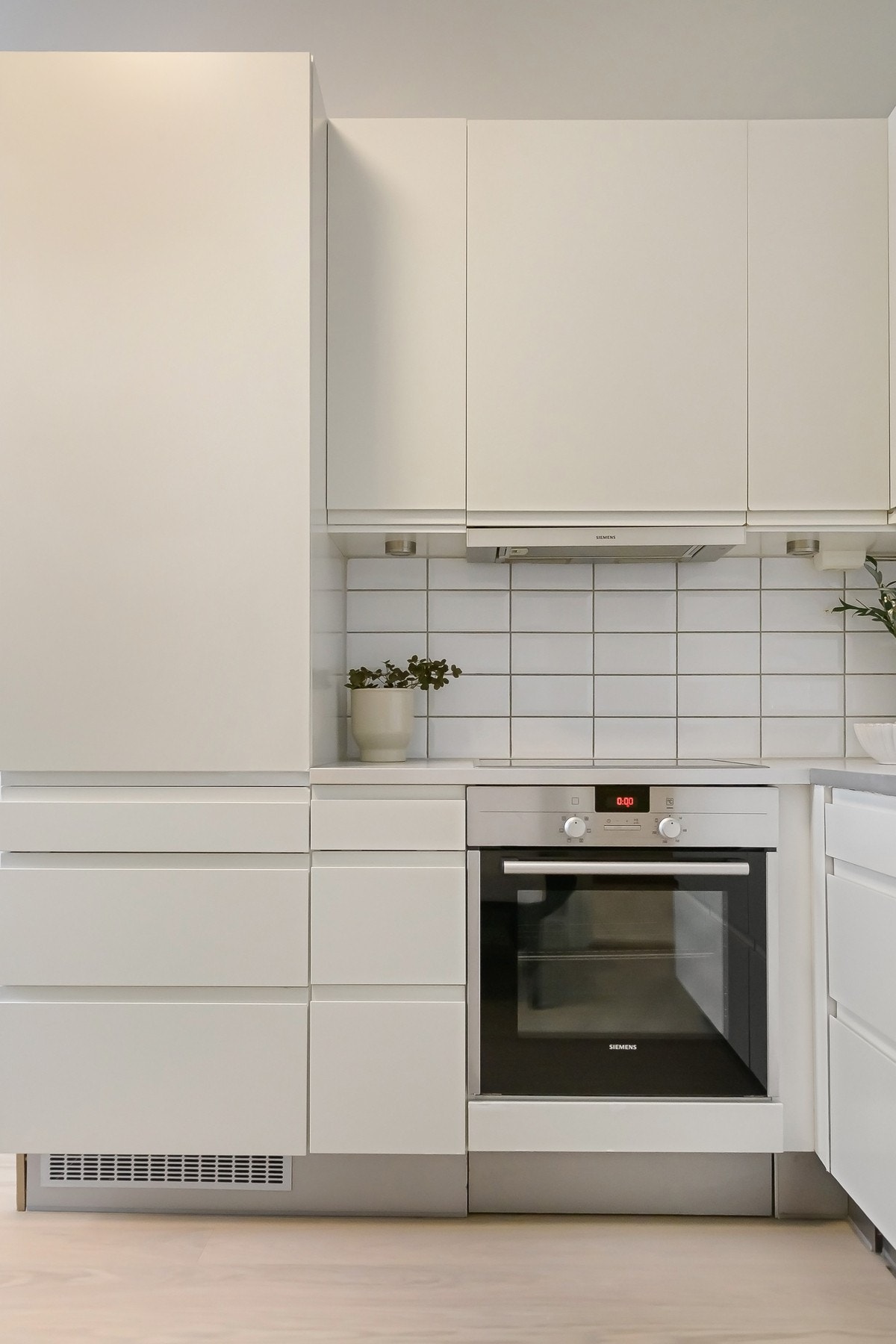 Integrert kjøl/frys, stekeovn, platetopp og oppvaskmaskin. Rikelig med skap og benkeplass. Galleribilde