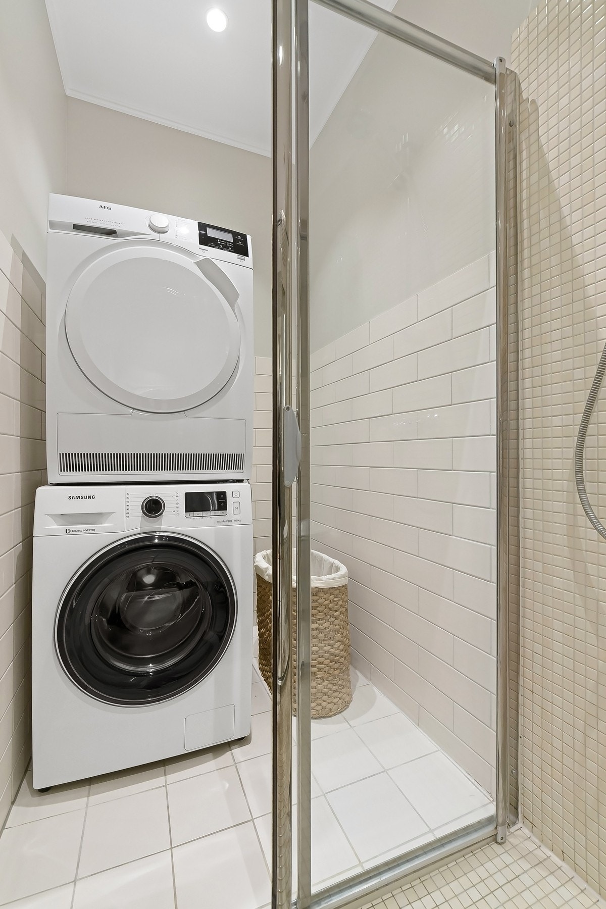 Opplegg for både vaskemaskin og tørketrommel i egen sone. Galleribilde