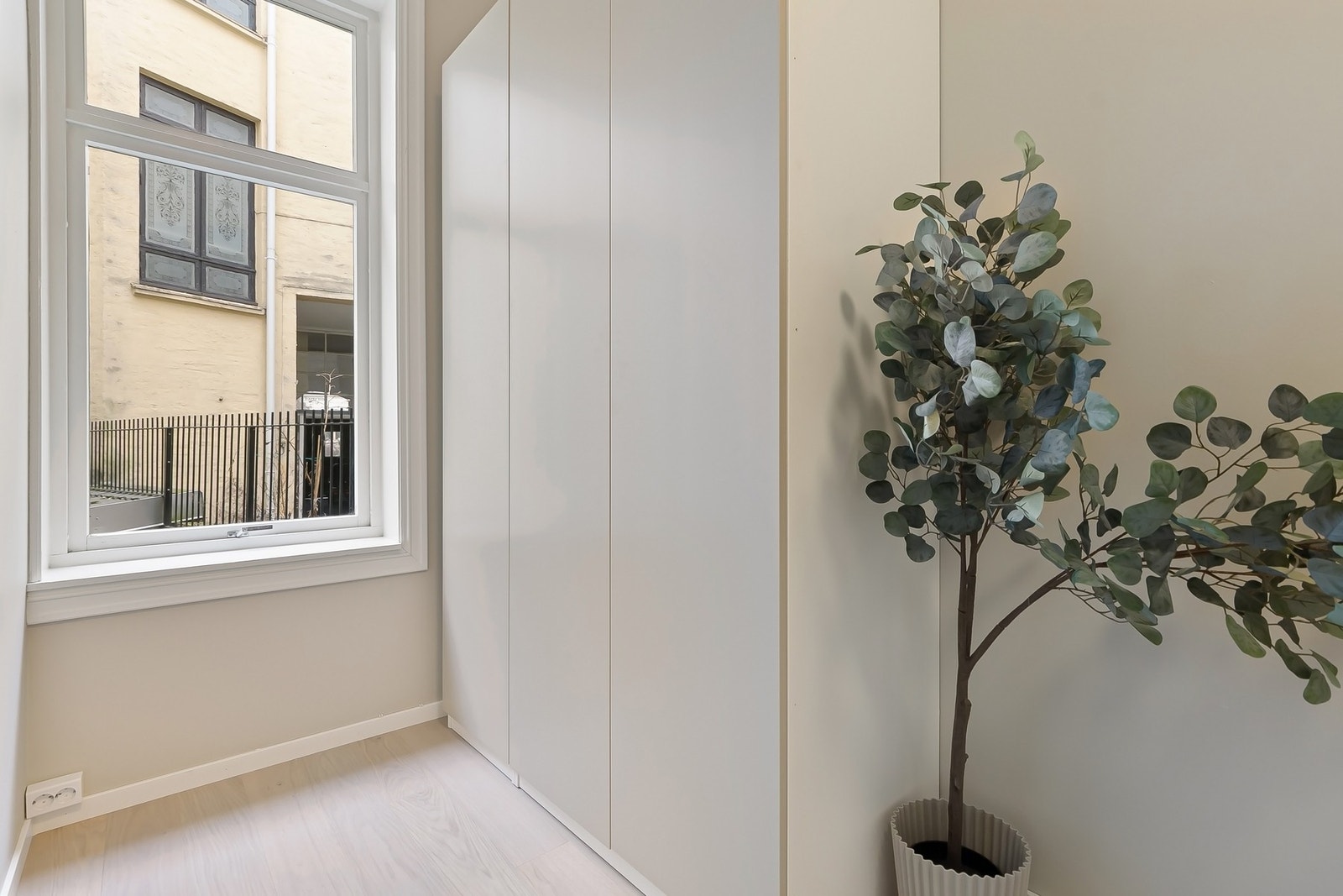 Garderobeskap som medfølger salget. Galleribilde